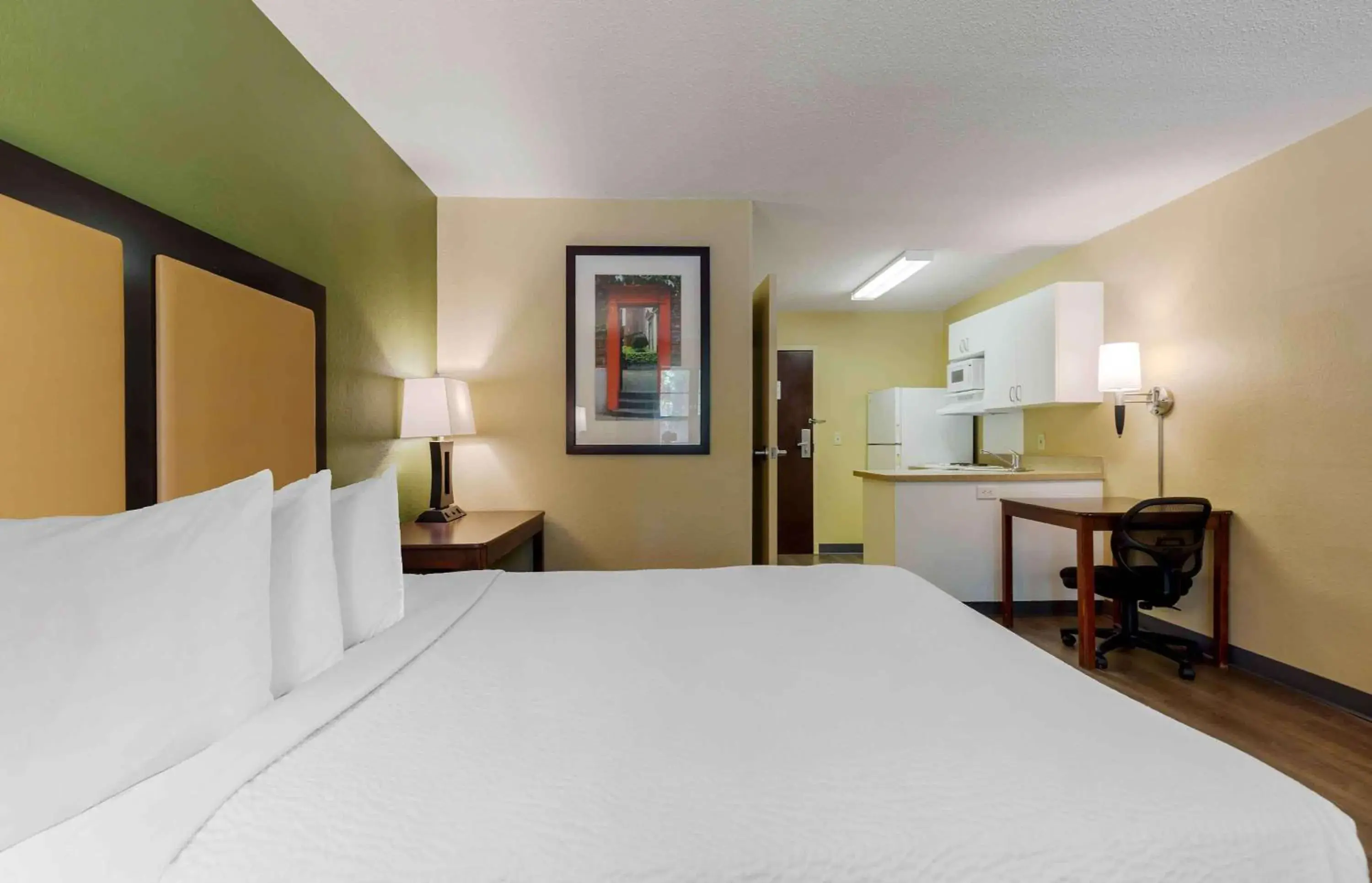 Bedroom, Bed in Extended Stay America Suites - Washington, DC - Sterling