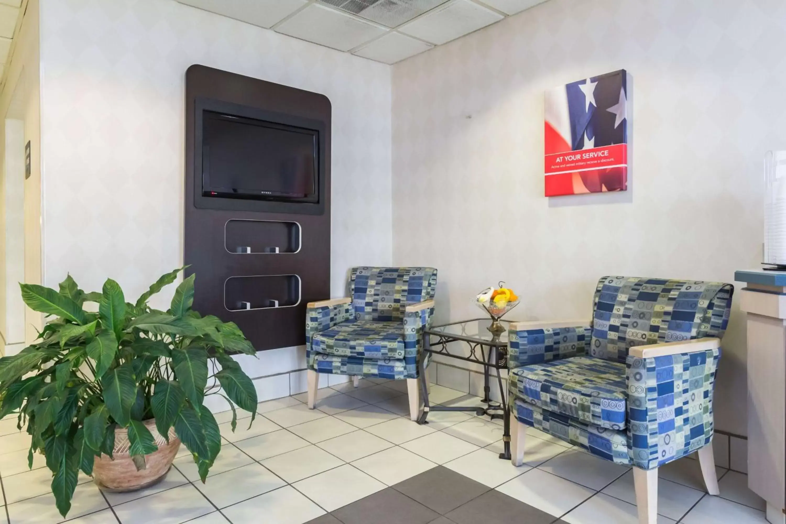 Communal lounge/ TV room, Seating Area in Motel 6-Milan, OH - Sandusky