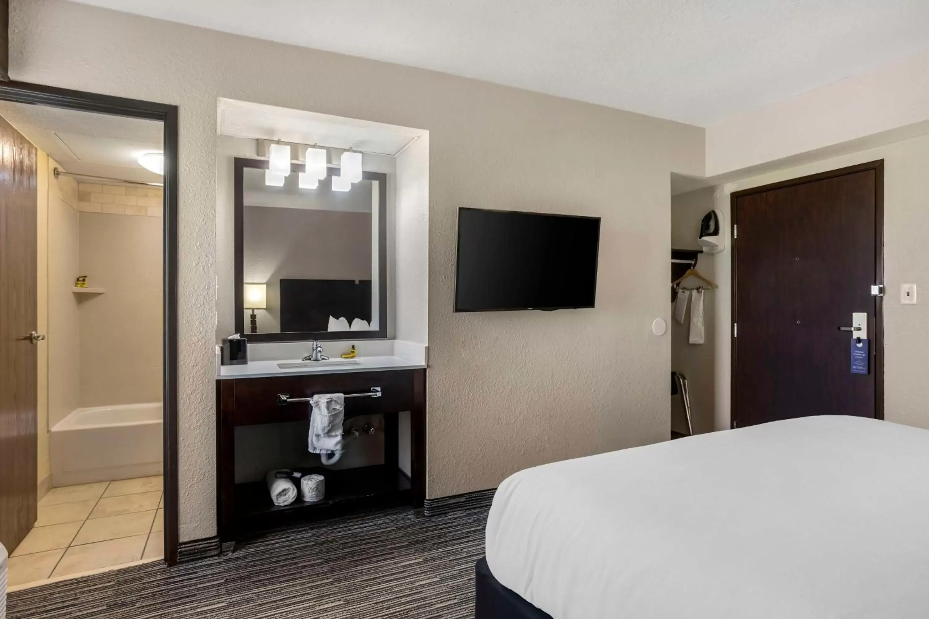 Bedroom, TV/Entertainment Center in Best Western Plus Jonesboro Inn & Suites