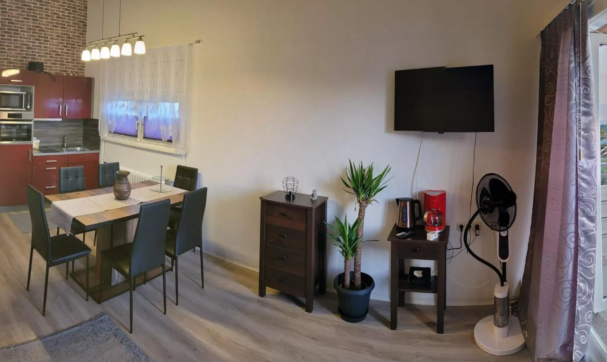 Dining area in King Panorama mit Netflix