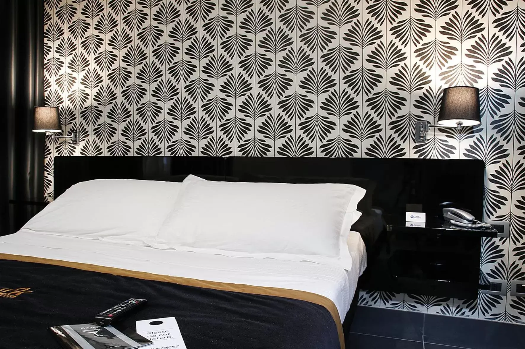 Photo of the whole room, Bed in Best Western JFK Hotel