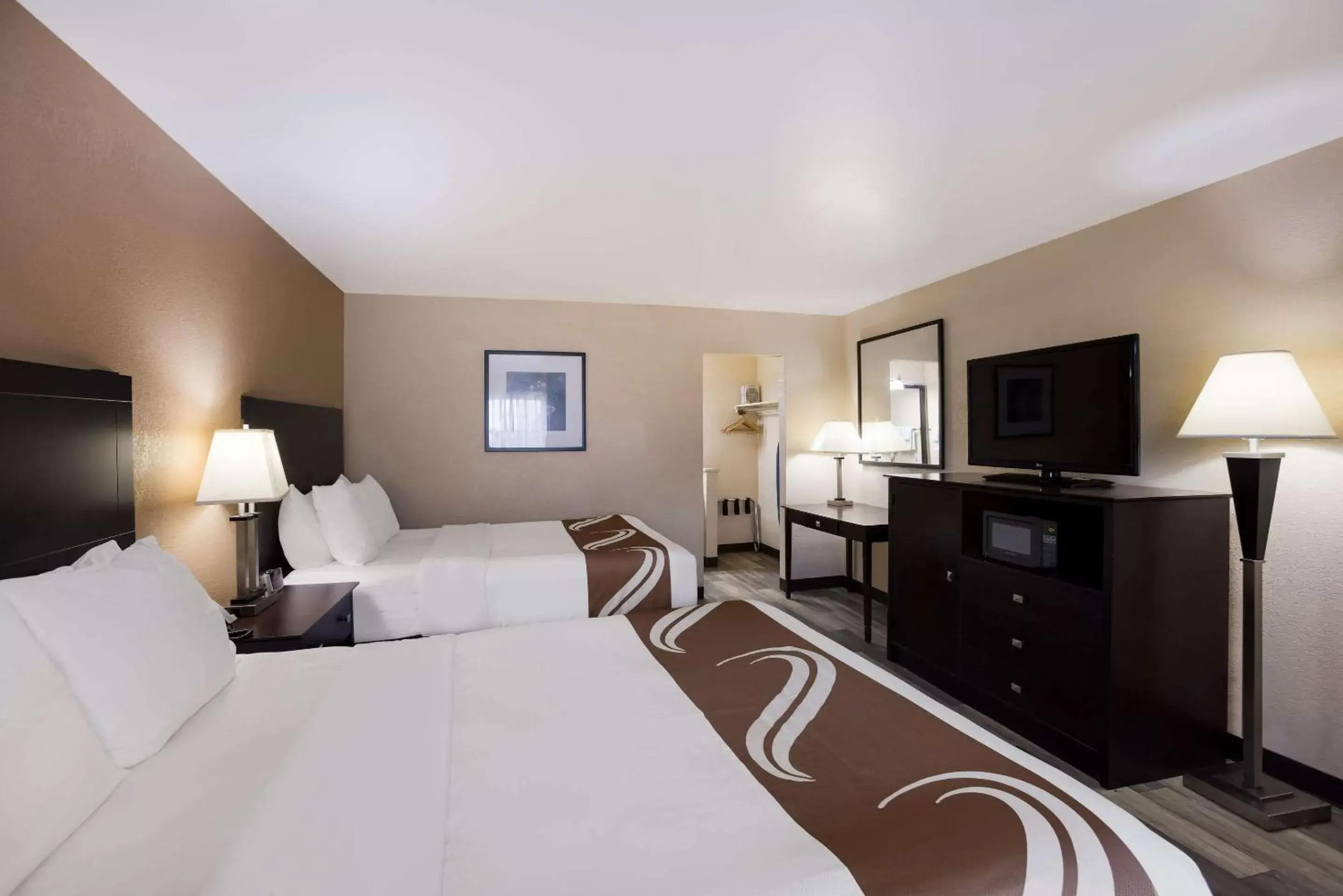 Bedroom, TV/Entertainment Center in Quality Inn & Suites Big Rapids