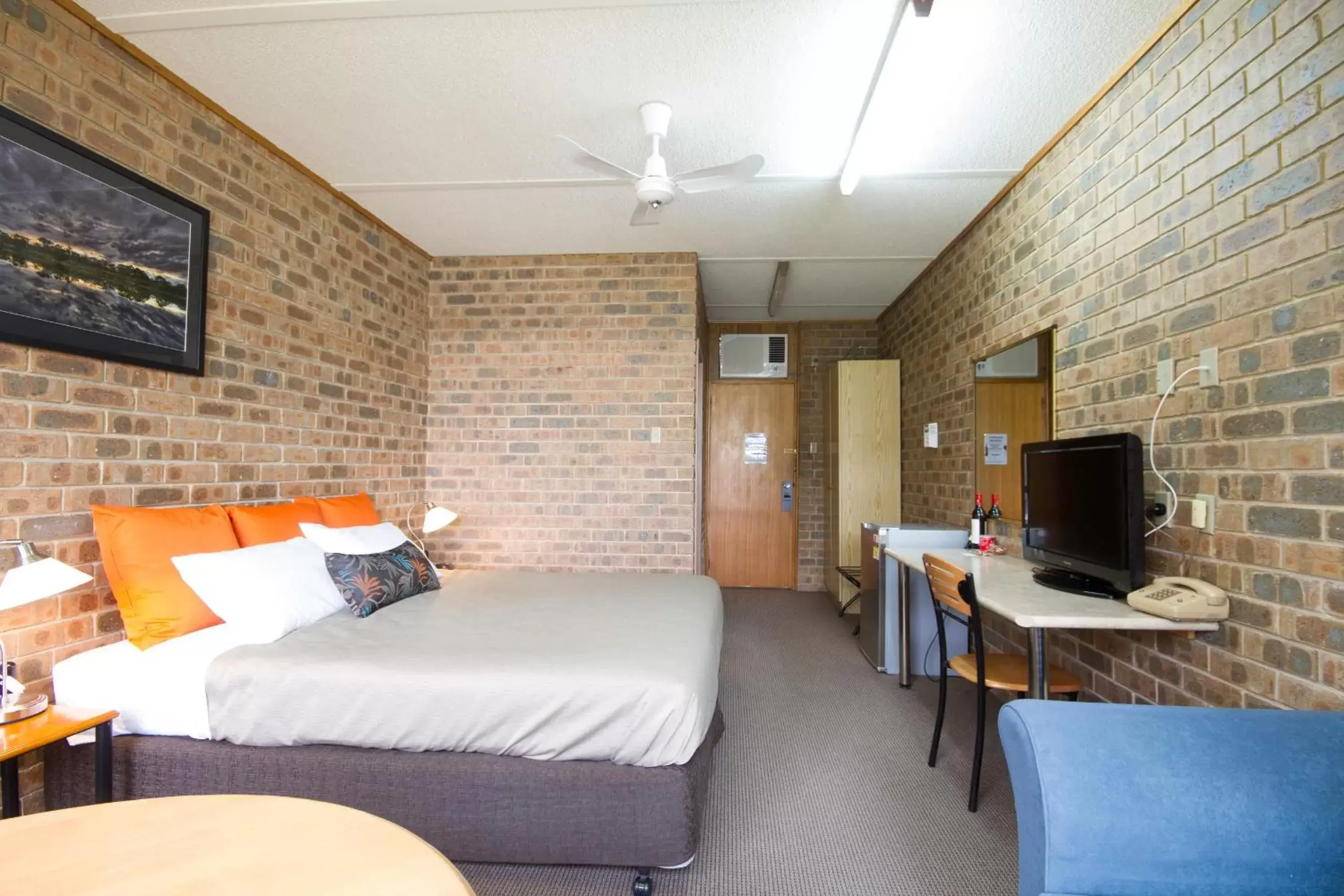 Bedroom, TV/Entertainment Center in Mannum Motel