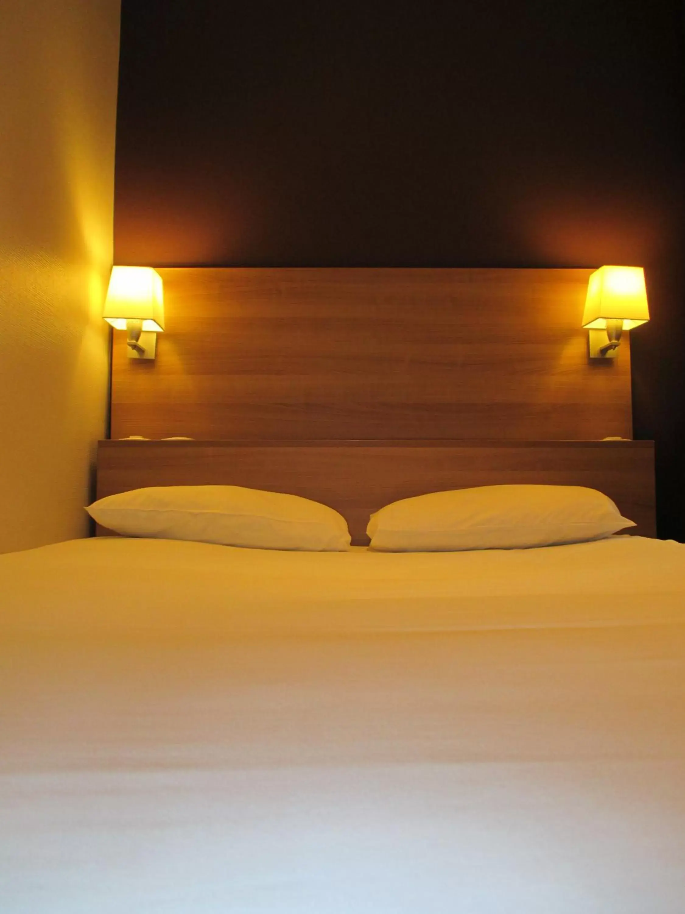 Bed in Hôtel Montchapet Dijon Centre