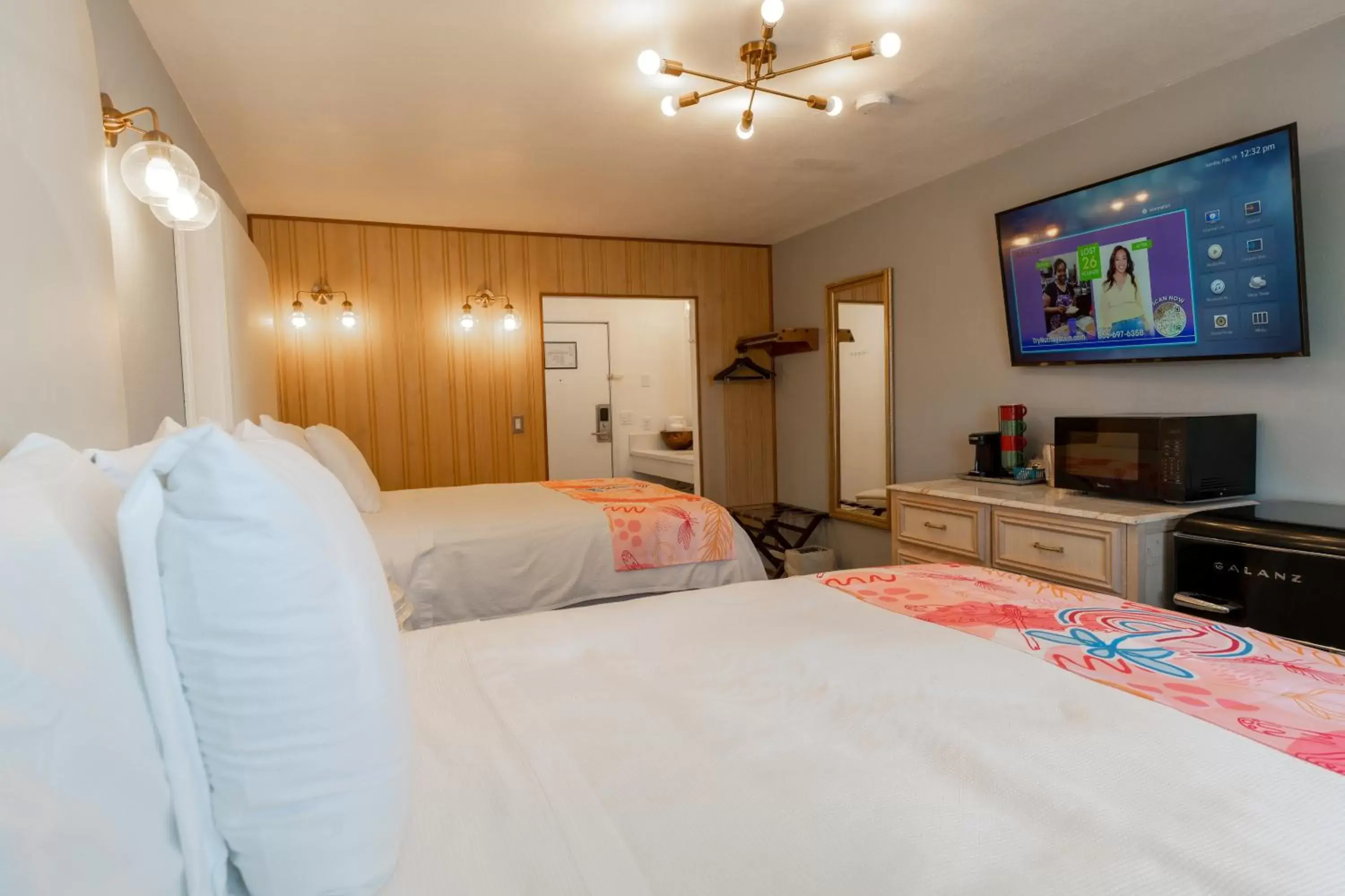 TV and multimedia, Bed in Dragonfly Inn & Suites