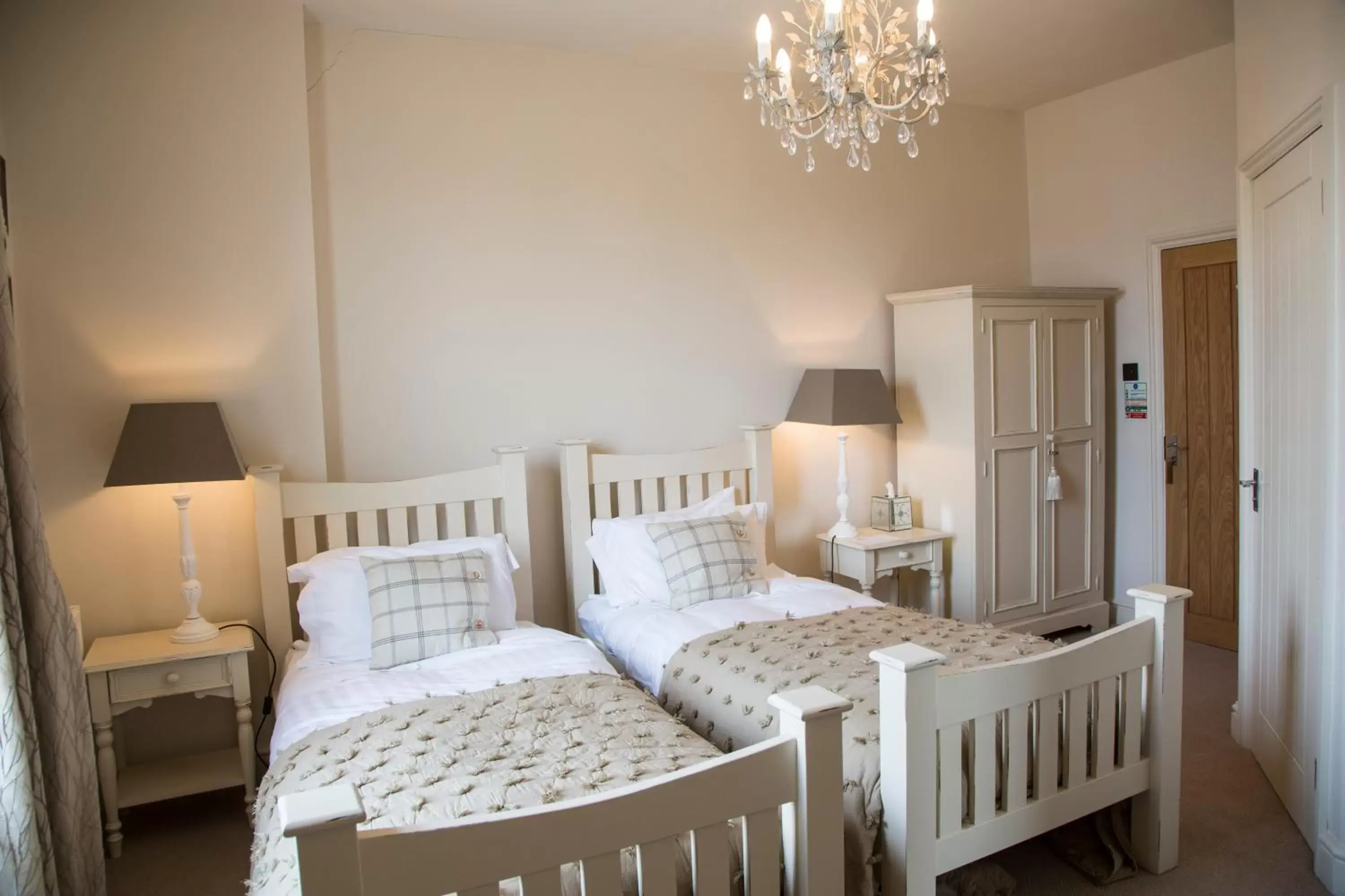 Twin Room with Shower in The Salwey Arms Twin Room with Shower in The Salwey Arms