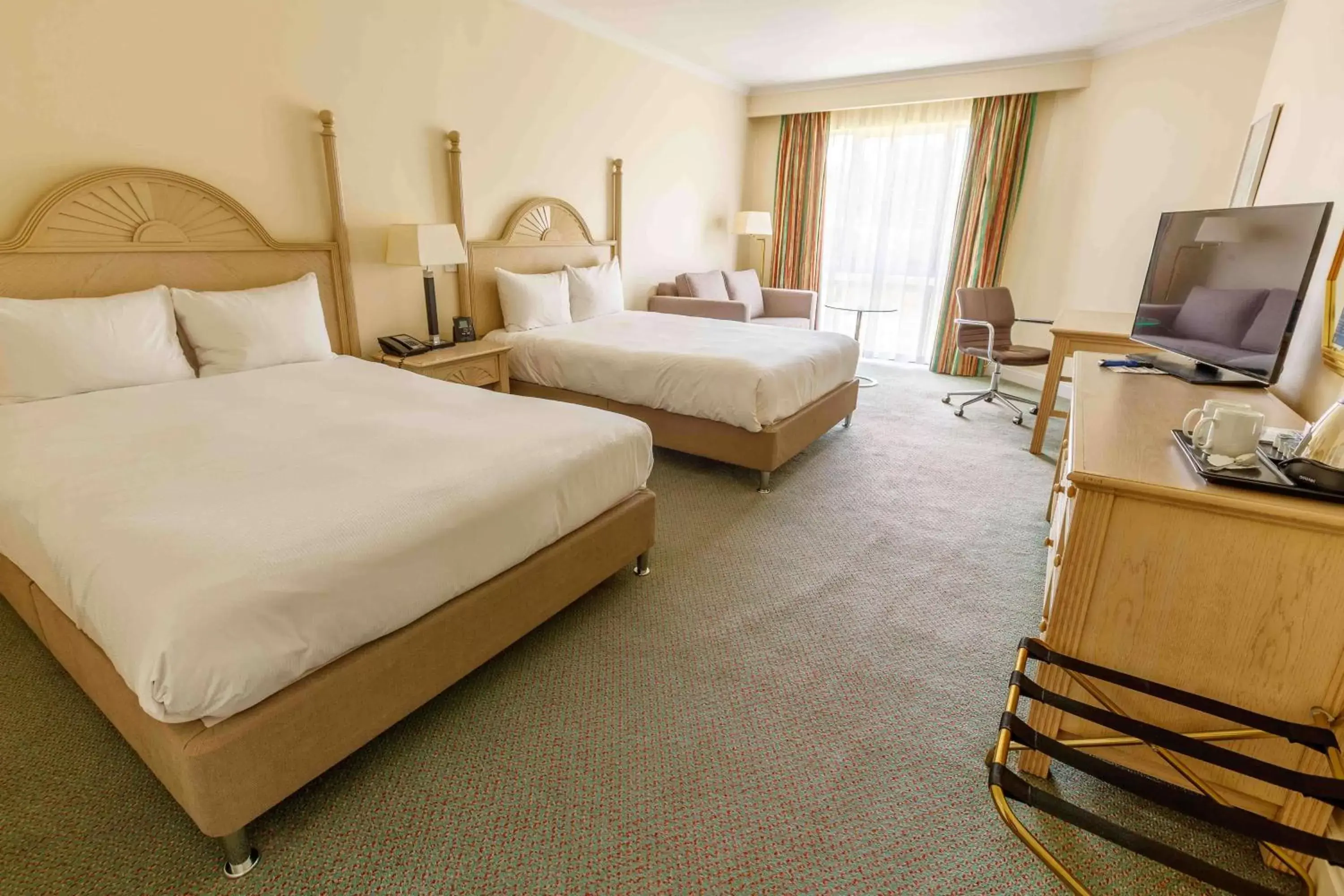 Bedroom, Bed in Hilton Northampton Hotel