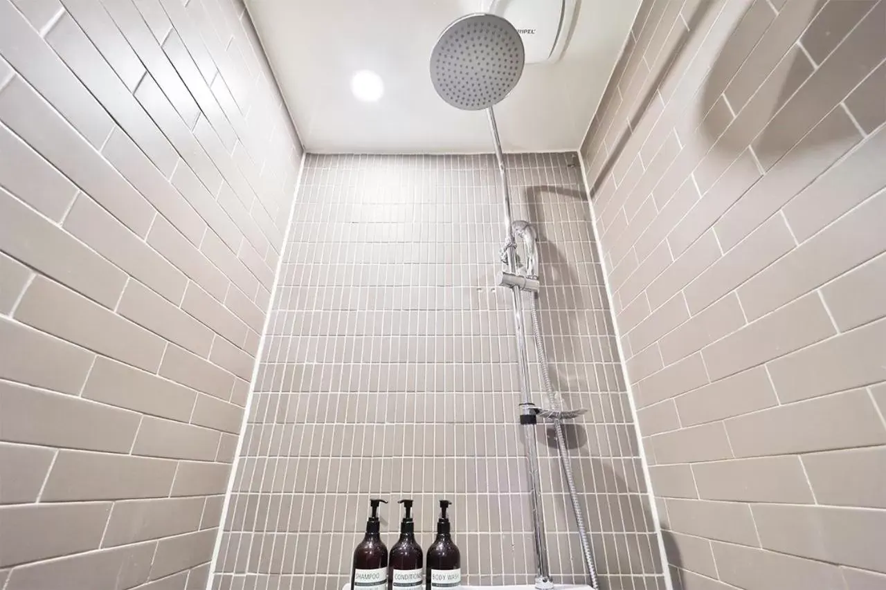 Shower, Bathroom in Bay Hound Hotel