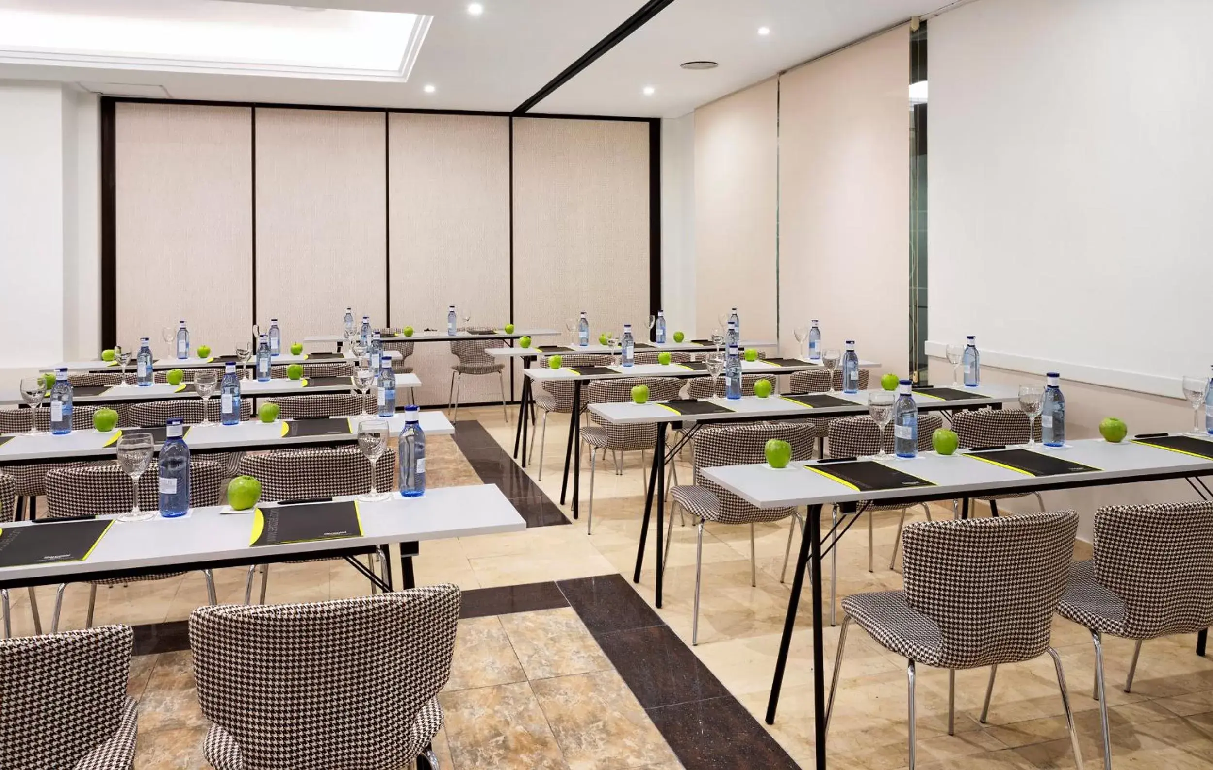 Meeting/conference room, Restaurant/Places to Eat in Sercotel Hotel Europa