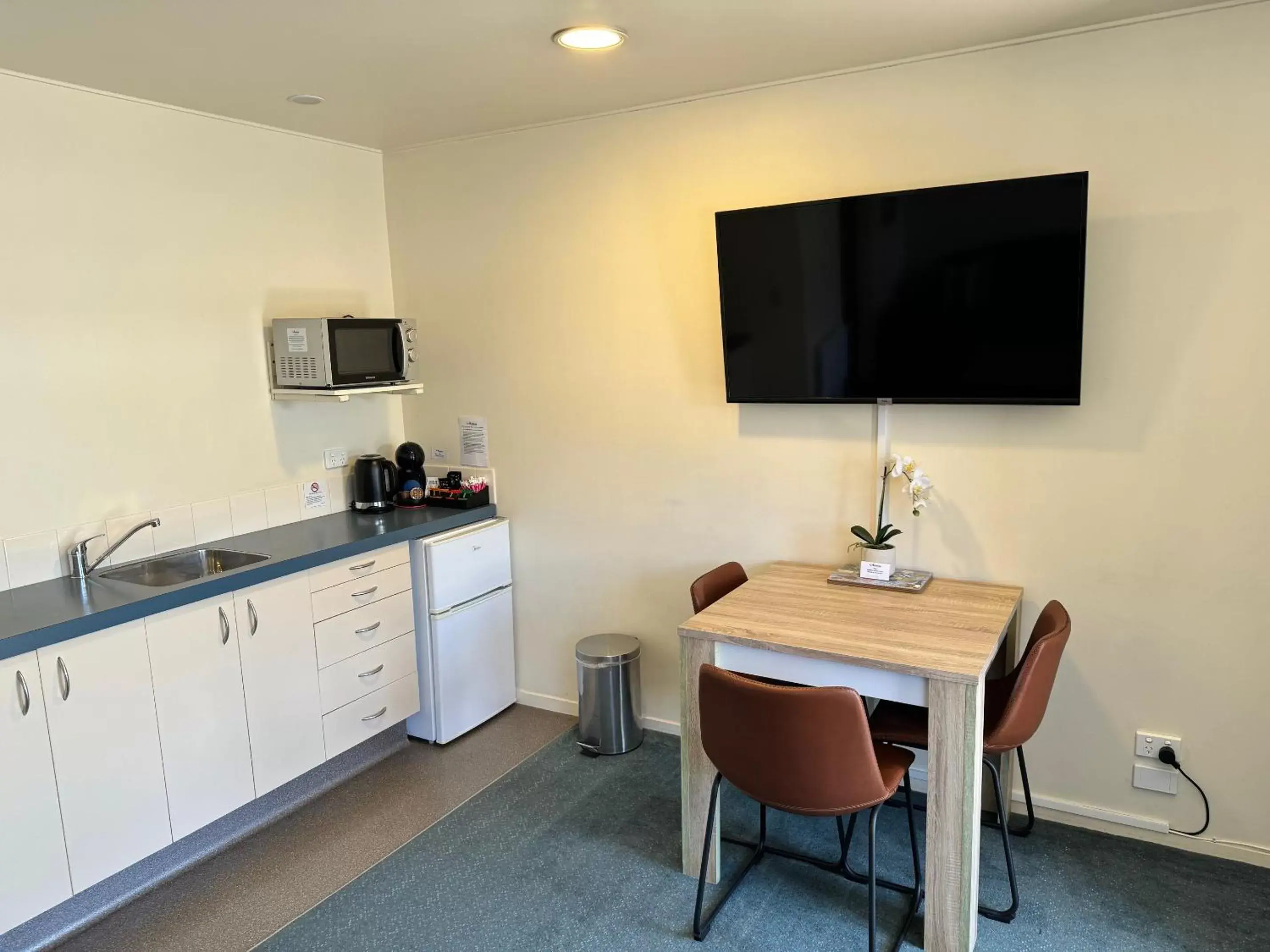 Kitchen or kitchenette, TV/Entertainment Center in Academy Motor Inn