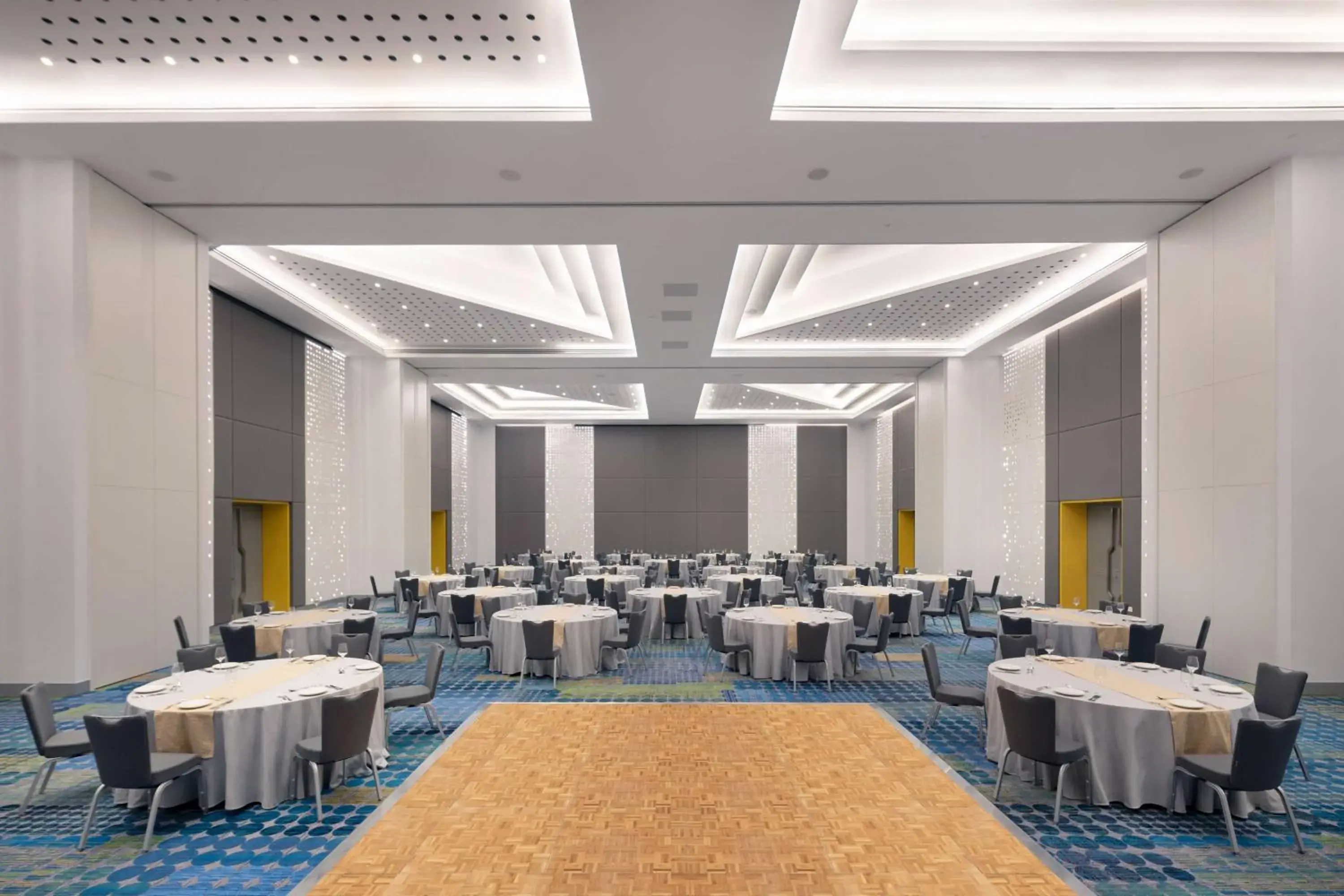 Meeting/conference room, Restaurant/Places to Eat in Radisson RED Dubai Silicon Oasis