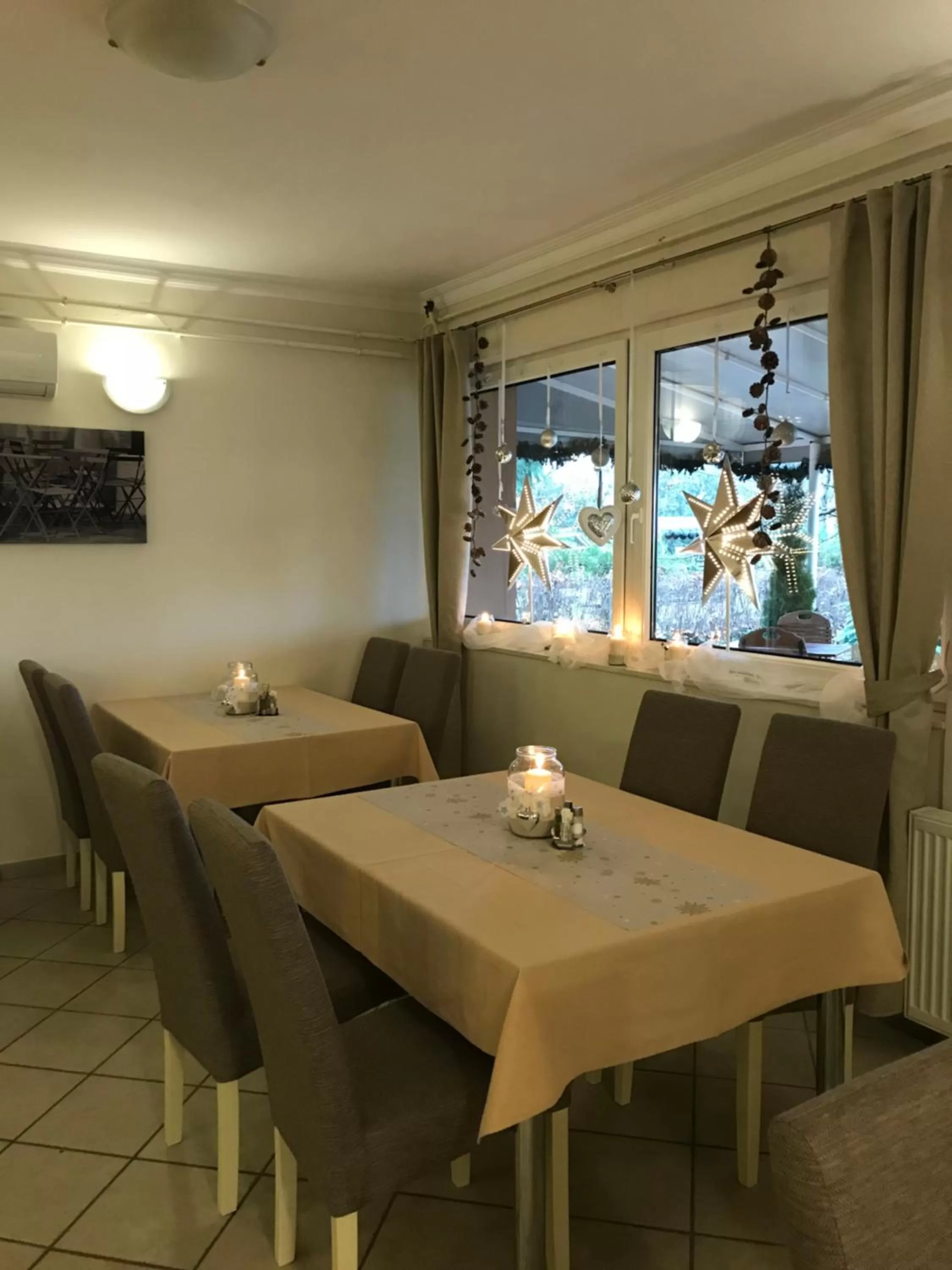 Restaurant/places to eat in Sirály Panzió Tópart