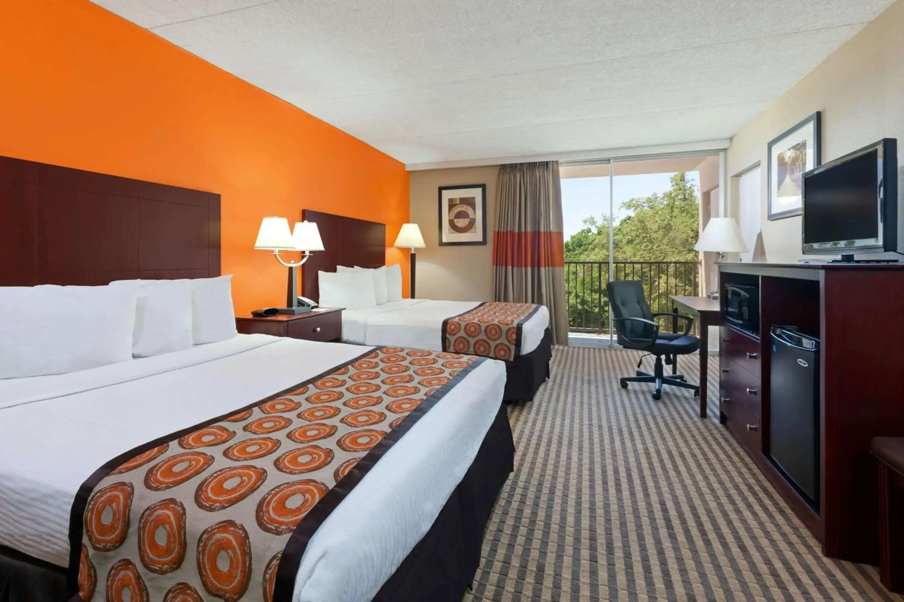 Photo of the whole room, Bed in Howard Johnson by Wyndham Arlington Ballpark / Six Flags