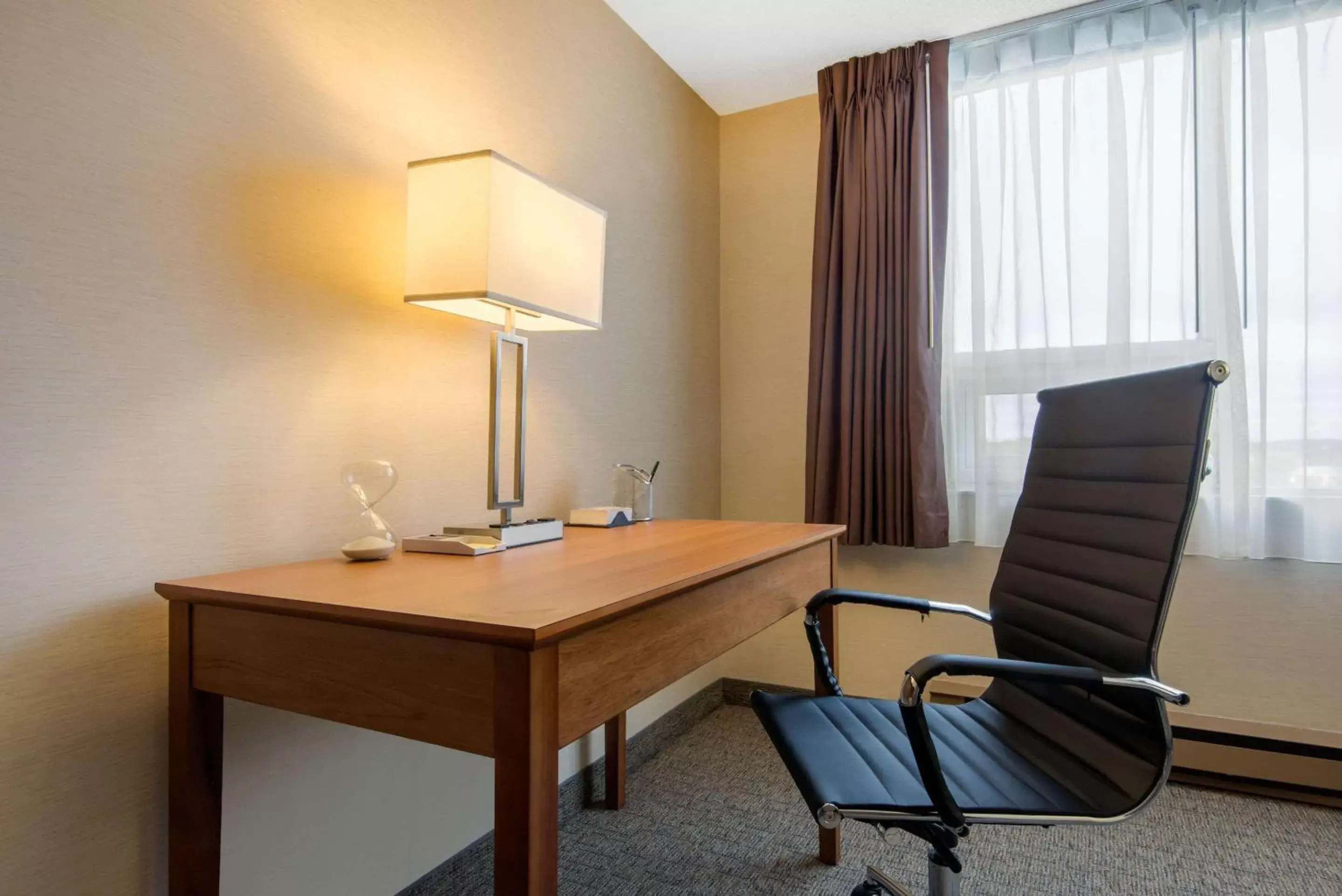 Photo of the whole room, Seating Area in Quality Inn & Conference Centre Downtown Sudbury