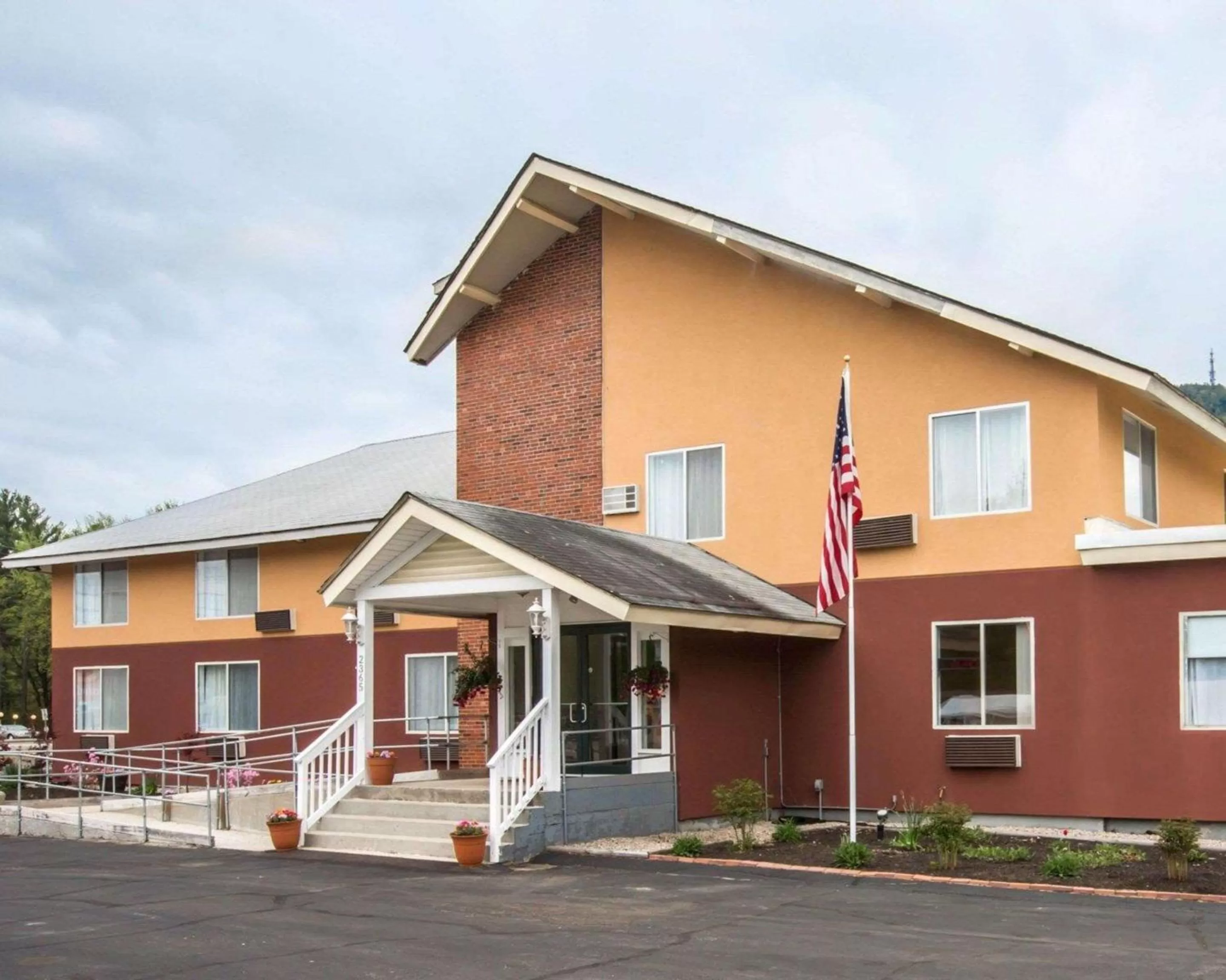 Property building in Econo Lodge Lakes Region