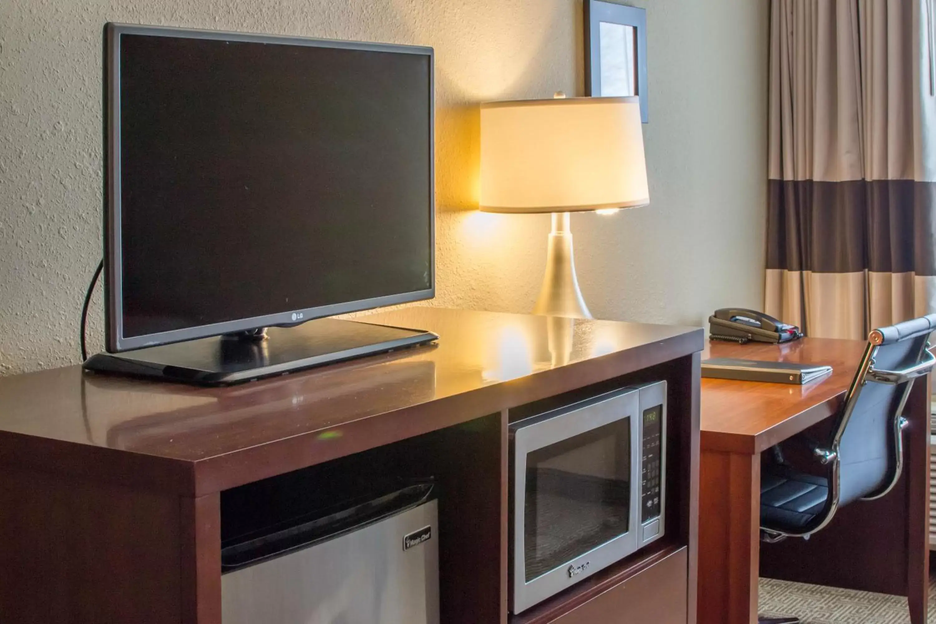 TV and multimedia, TV/Entertainment Center in Comfort Inn Mayfield Heights Cleveland East