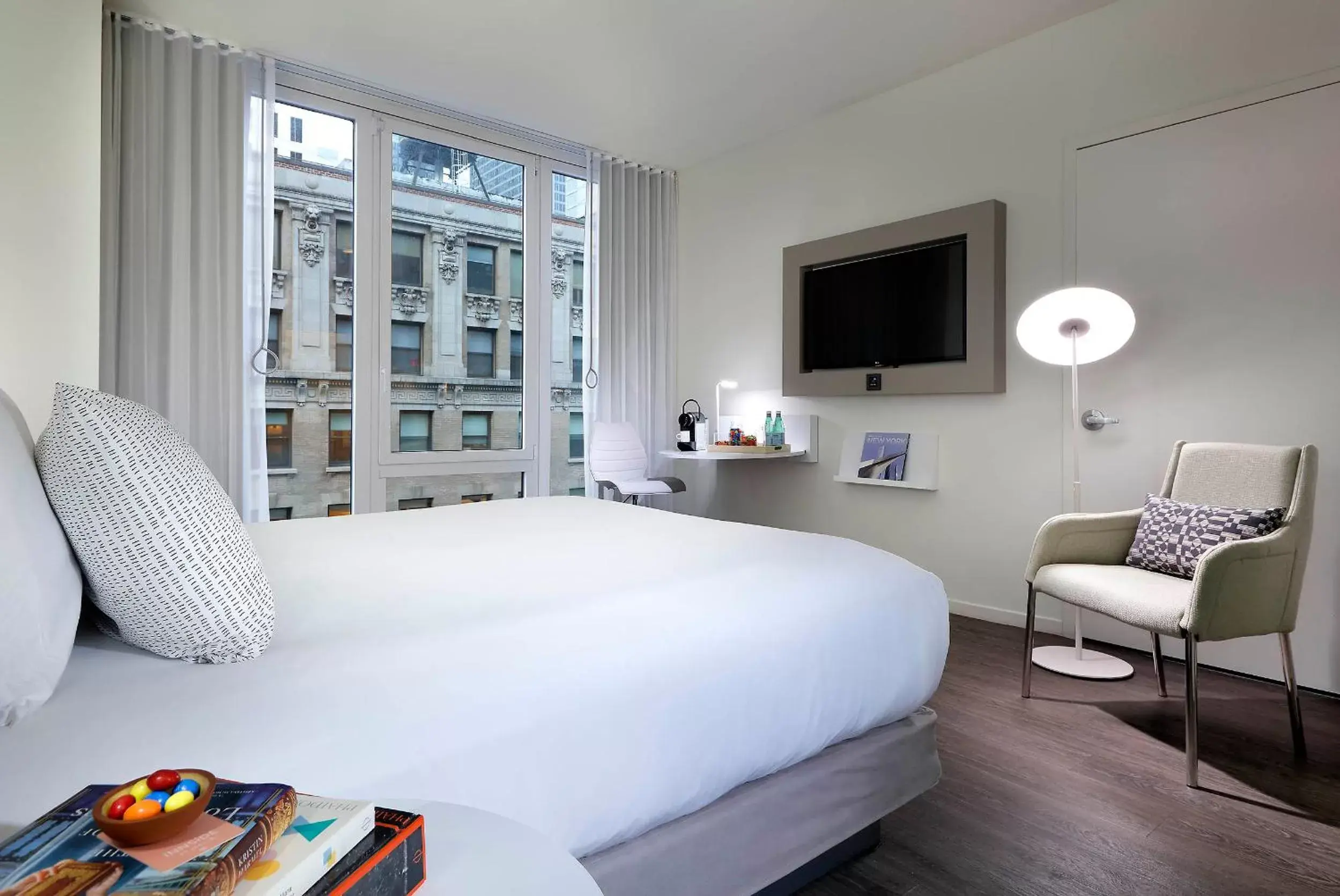 Photo of the whole room, Bed in INNSiDE by Meliá New York Nomad