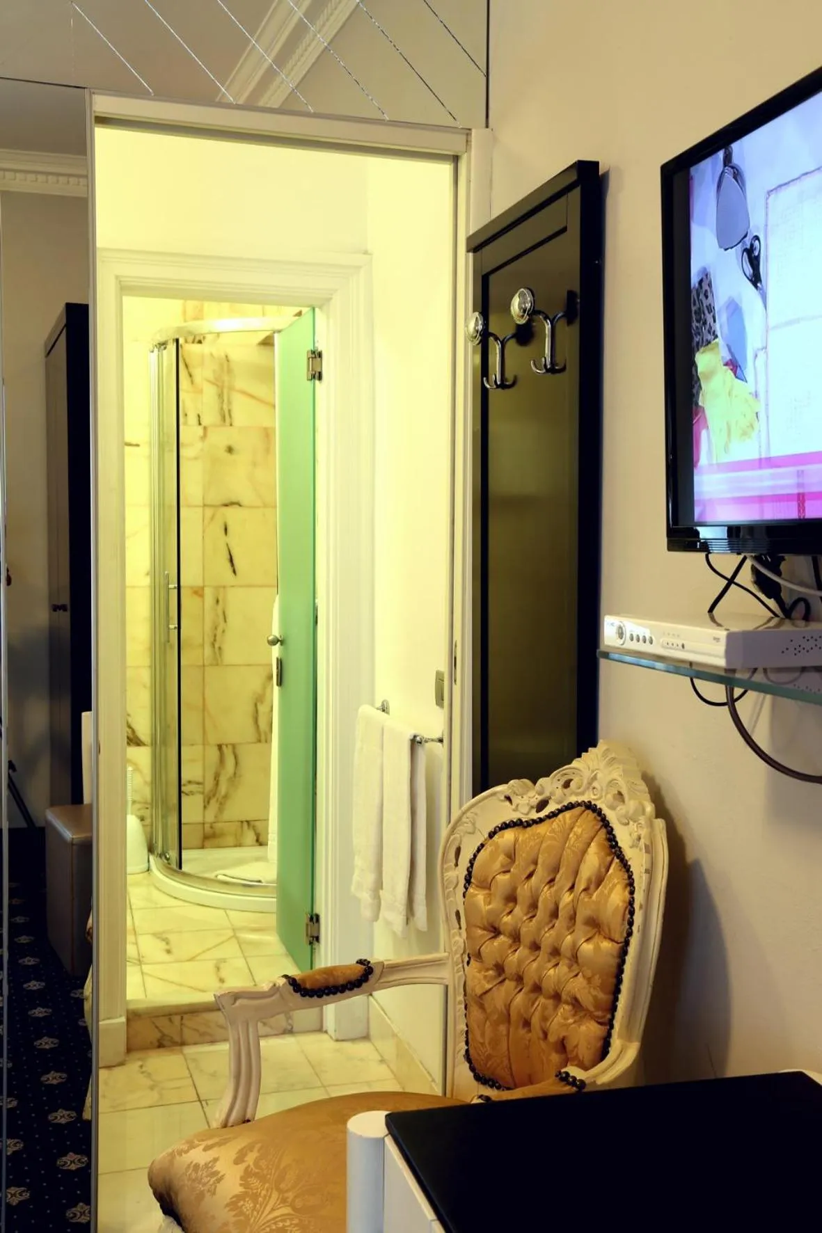 Bathroom in Sangallo Hotel