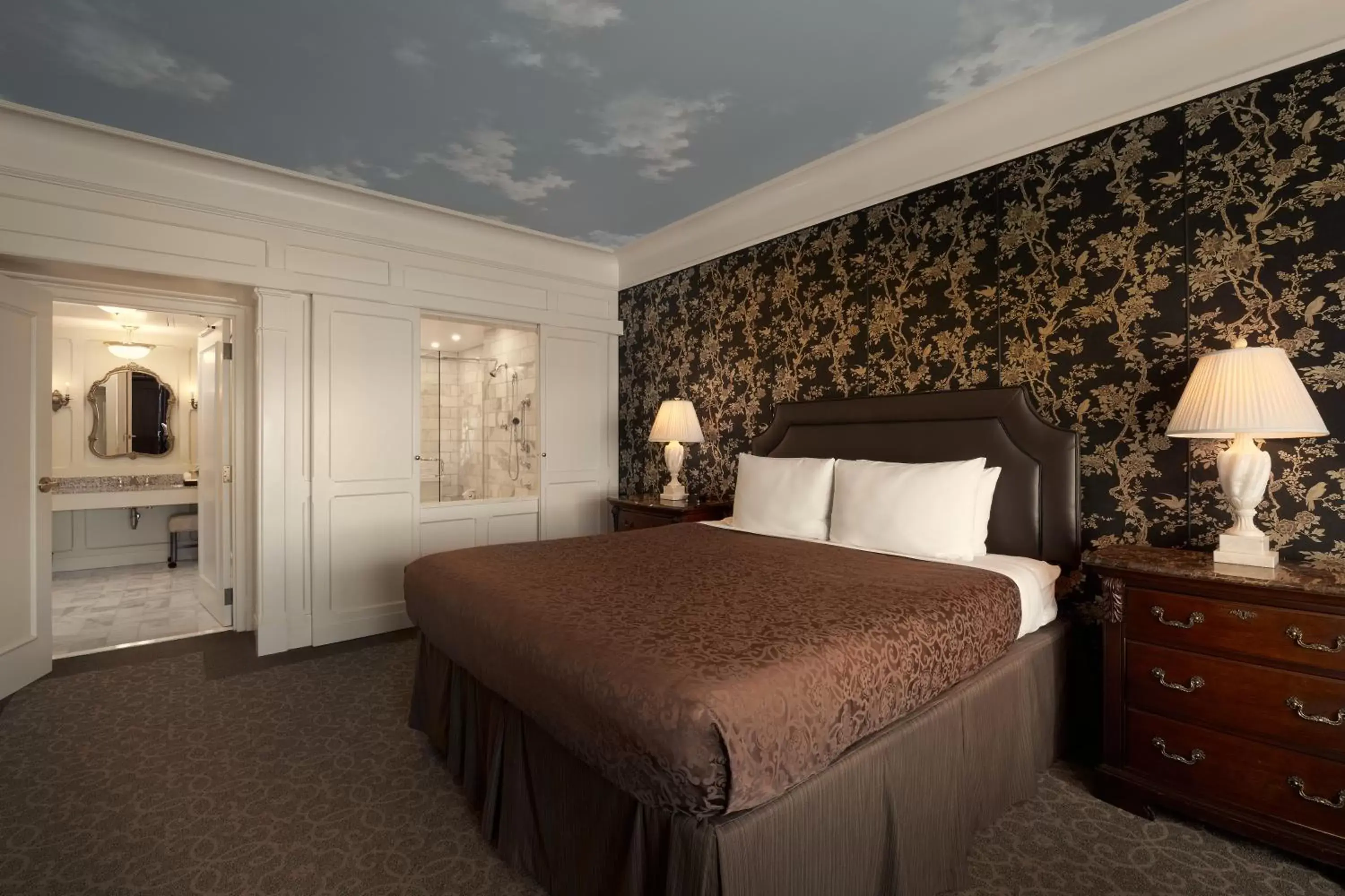 Bathroom, Bed in O.Henry Hotel