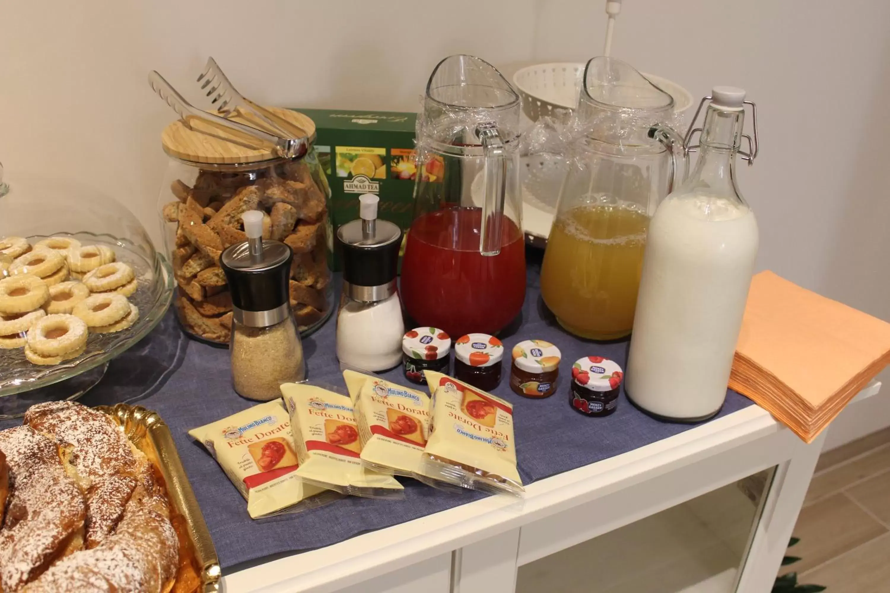 Communal kitchen in Aurora BnB