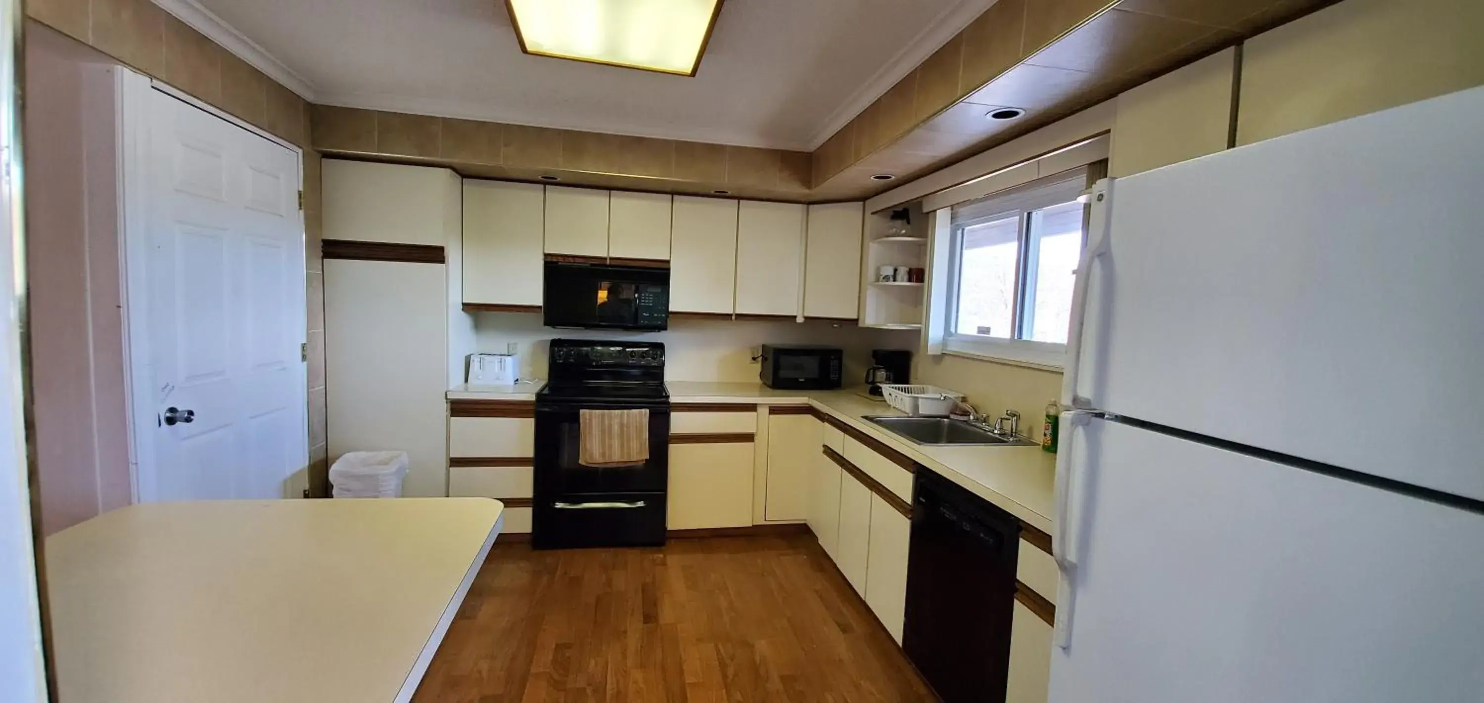 Kitchen/Kitchenette in Pinebrook Motel