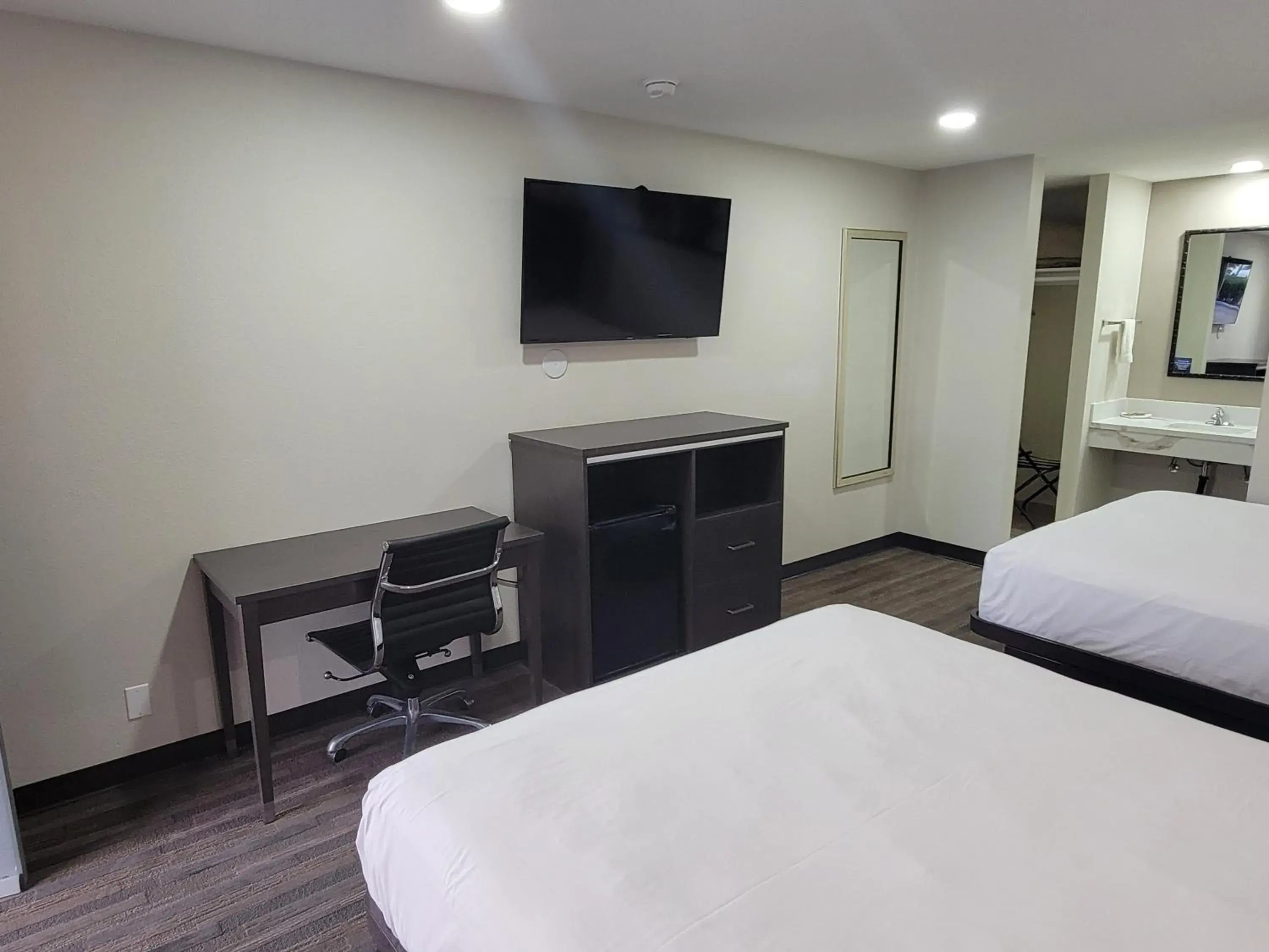 Bed, TV/Entertainment Center in Travelodge by Wyndham Buena Park