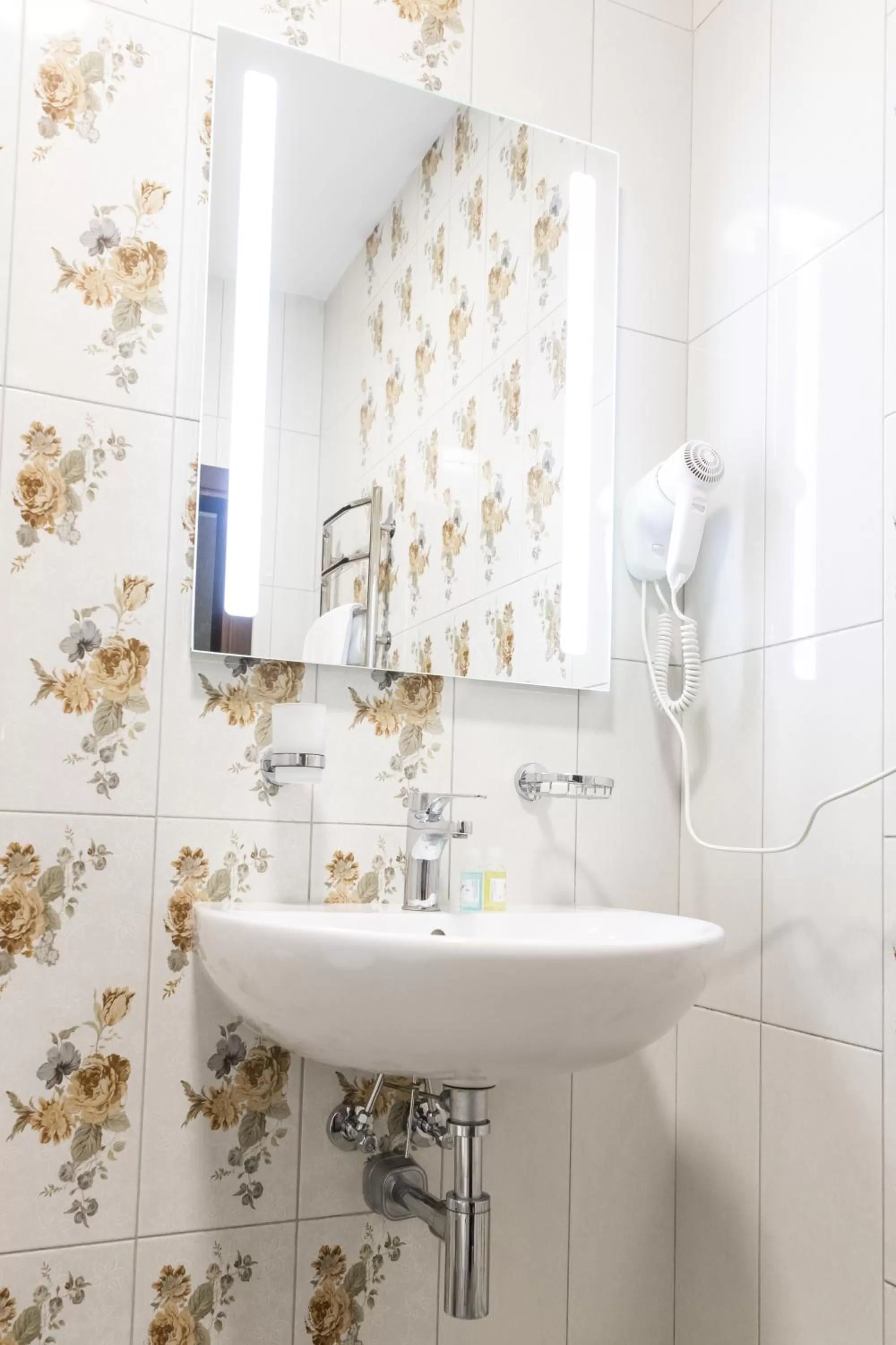 Shower in Hotel "Mandarin Clubhouse"