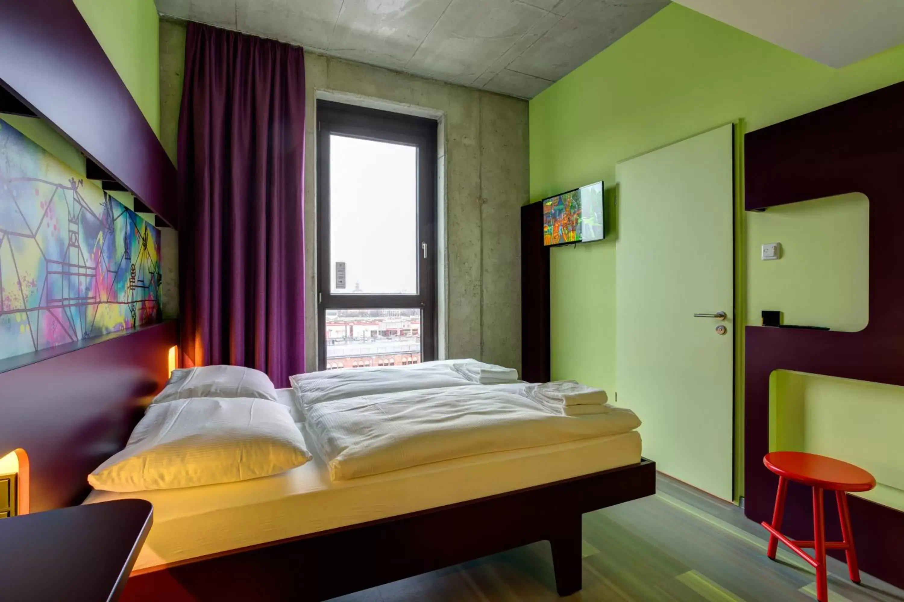 Photo of the whole room, Bed in MEININGER Hotel Berlin East Side Gallery