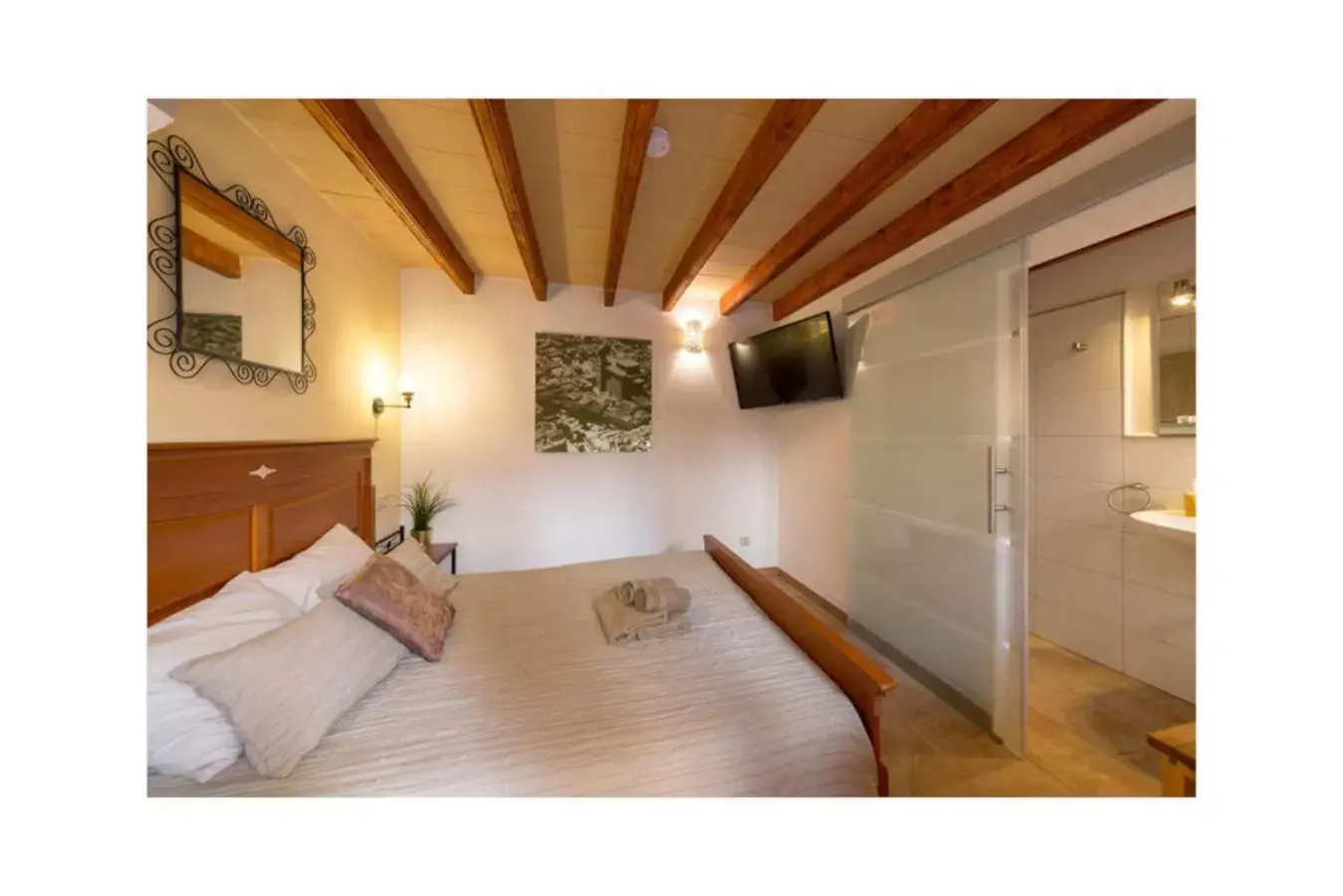 Bedroom, Bed in Boutique Hostal "Born53" im Stadtkern von Llucmajor, Mallorca