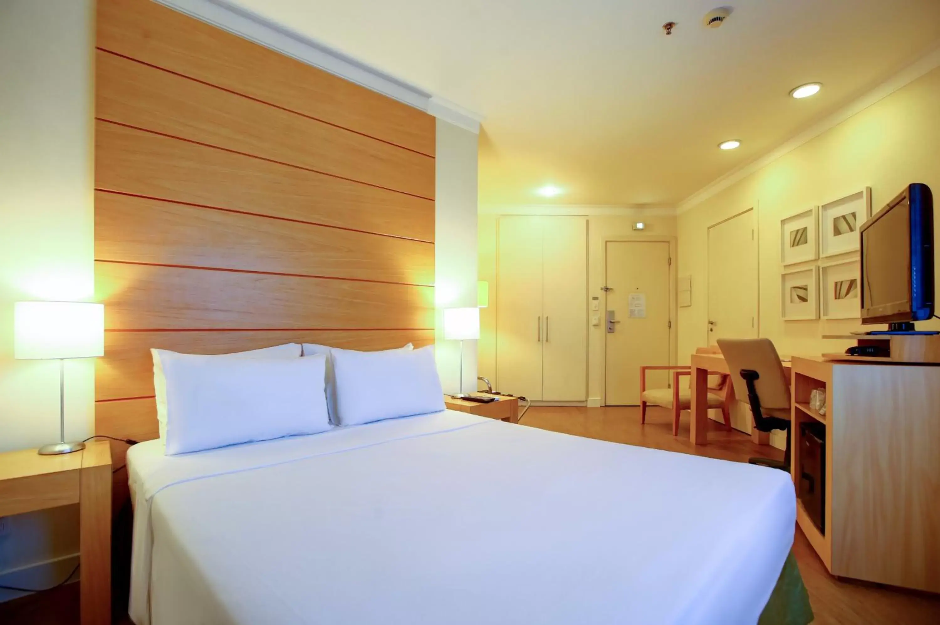 Photo of the whole room, Bed in eSuítes Congonhas by Atlantica