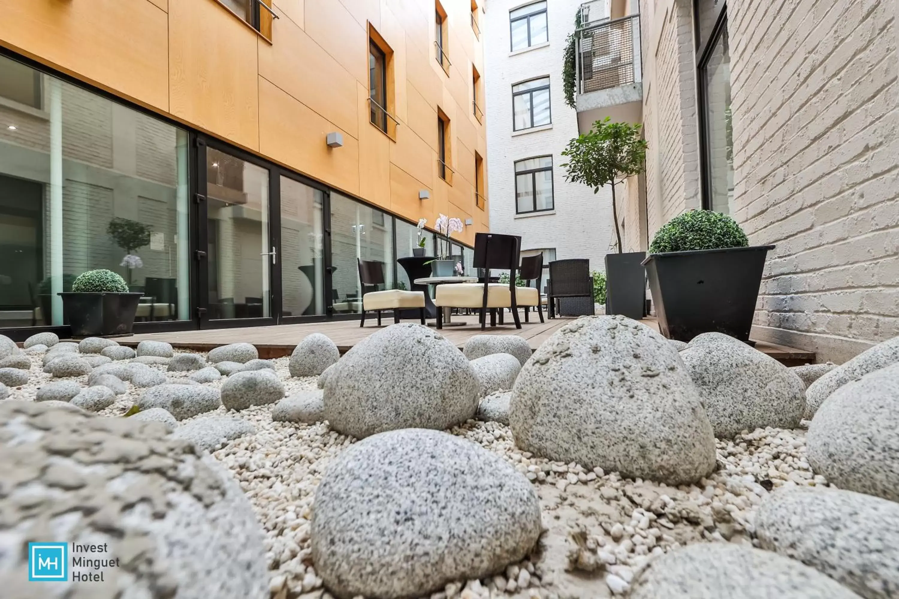 Patio in Hotel De La Couronne Liege