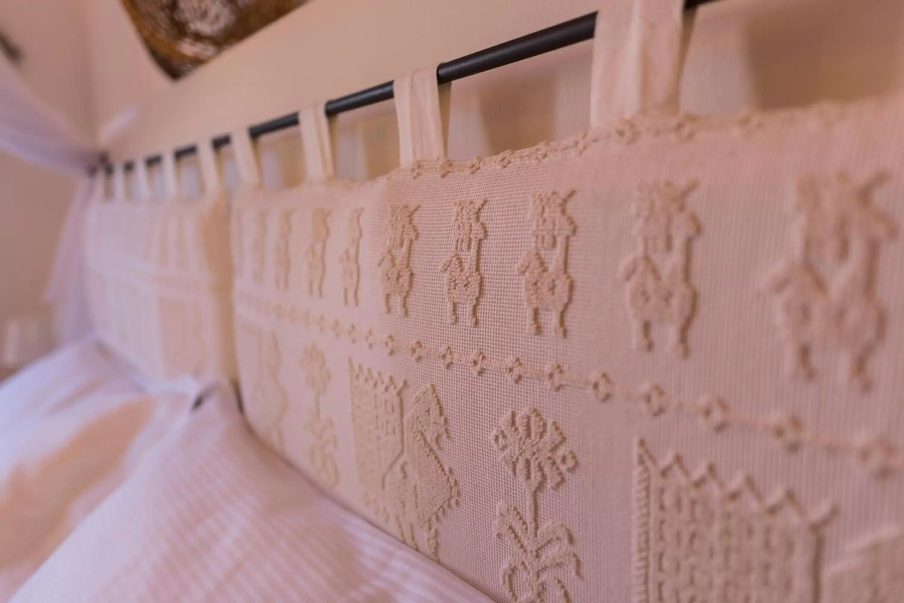 Decorative detail, Bed in CelesteDiMare