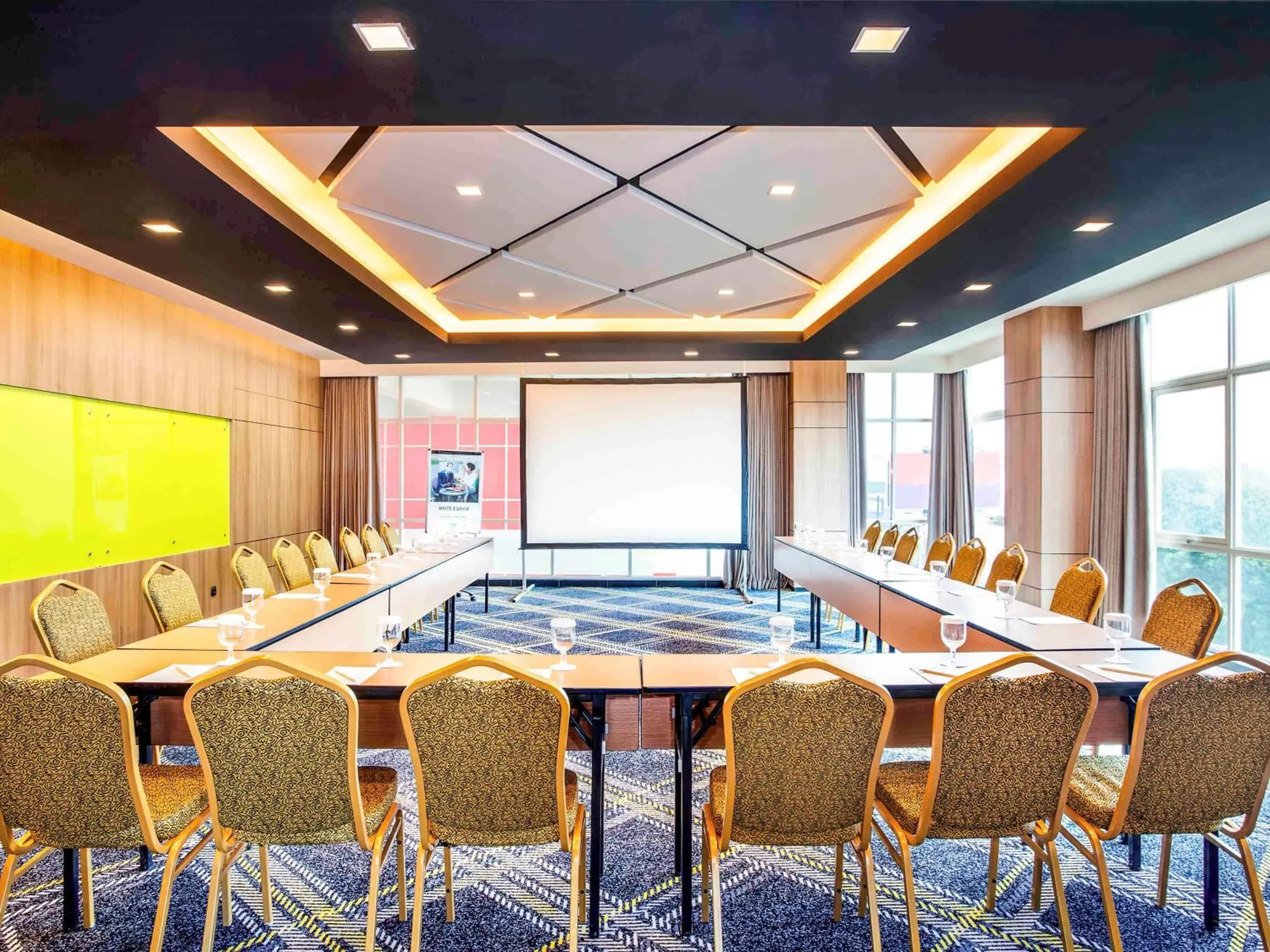 Meeting/conference room in ibis Styles Bekasi Jatibening