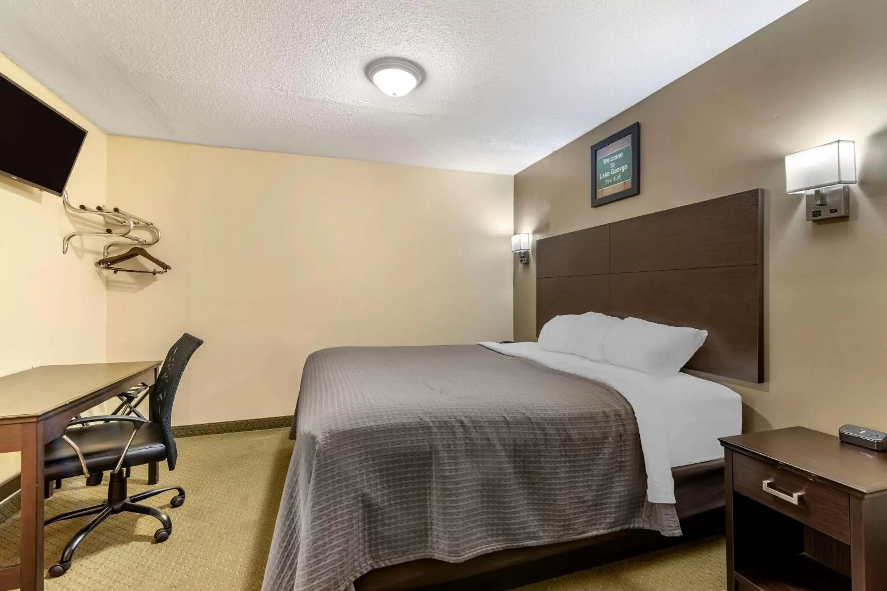 Photo of the whole room, Bed in Rodeway Inn Lake George Outlets Photo of the whole room, Bed in Rodeway Inn Lake George Outlets