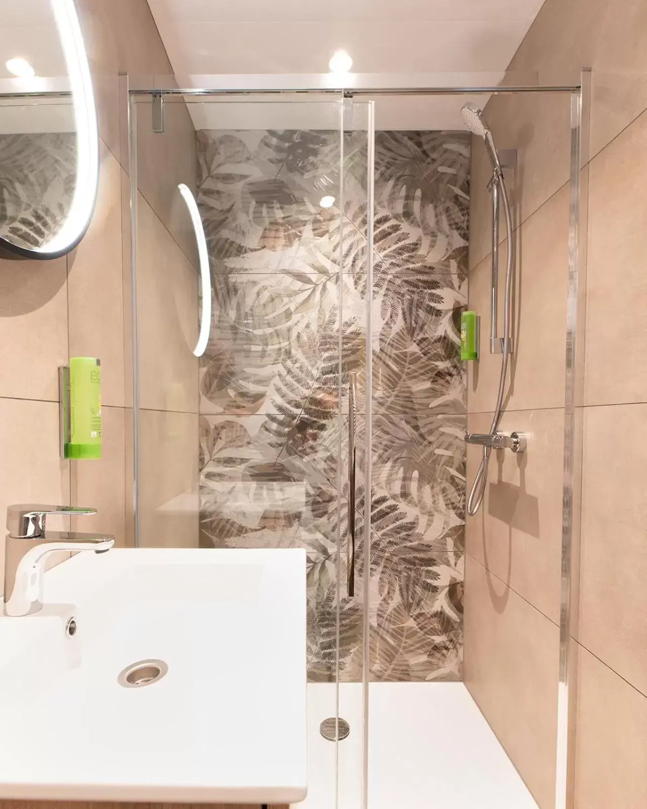 Shower, Bathroom in Hotel van Gelder