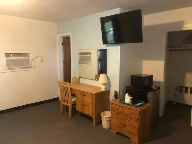 TV/Entertainment Center in Cindy’s Motel & RV Park