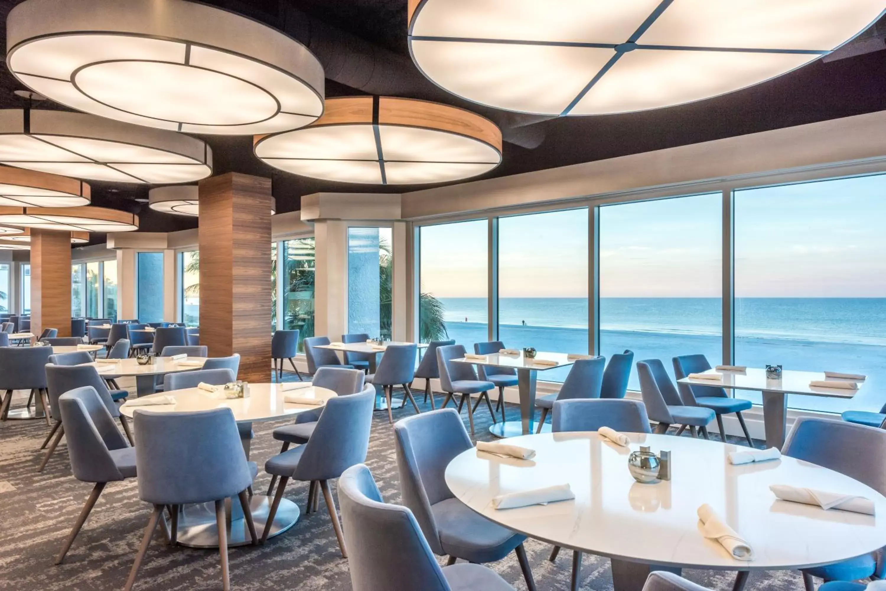 Restaurant/Places to Eat in Diamond Head Beach Resort