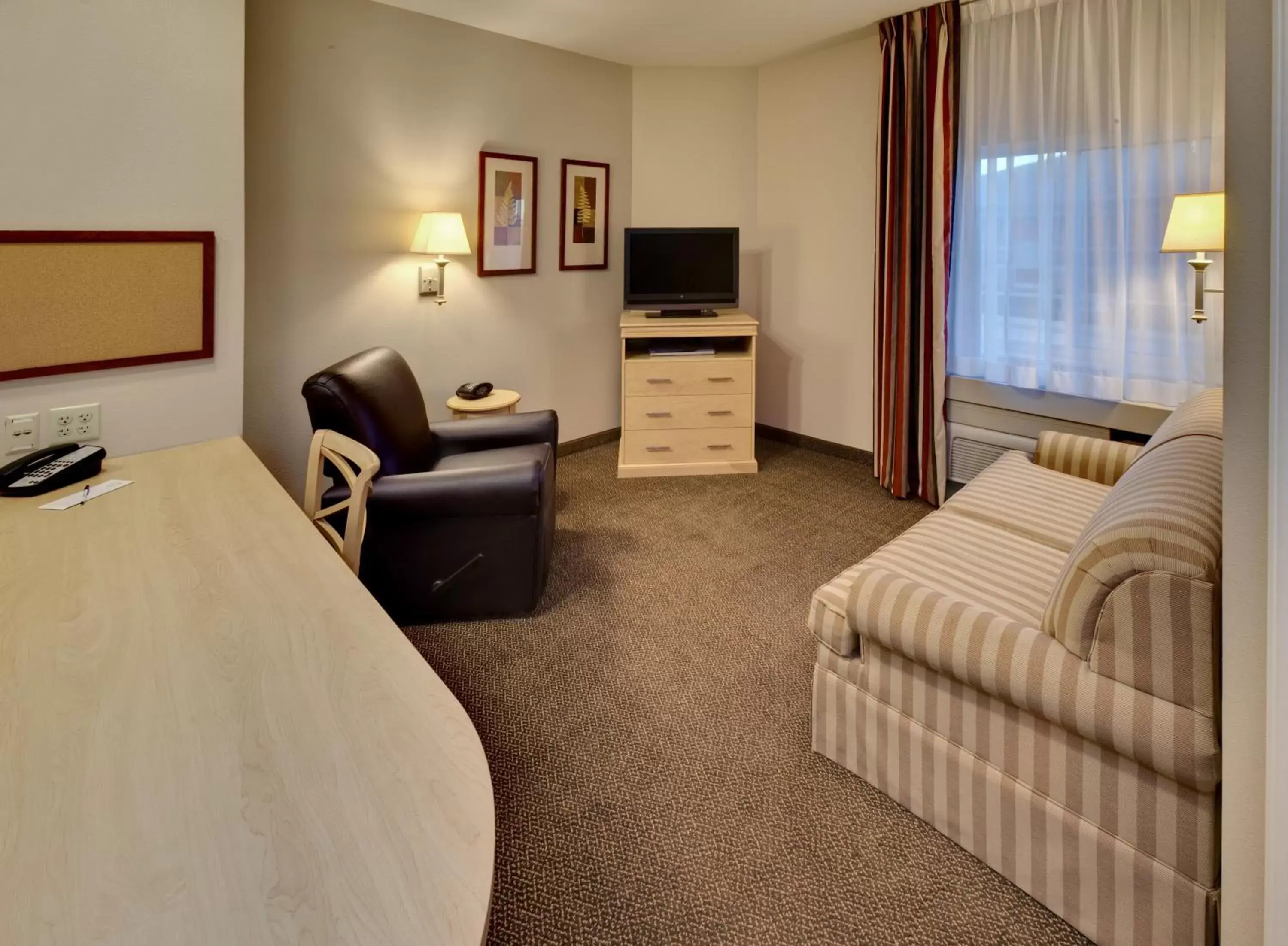 Photo of the whole room, Seating Area in Candlewood Suites - Peoria at Grand Prairie, an IHG Hotel