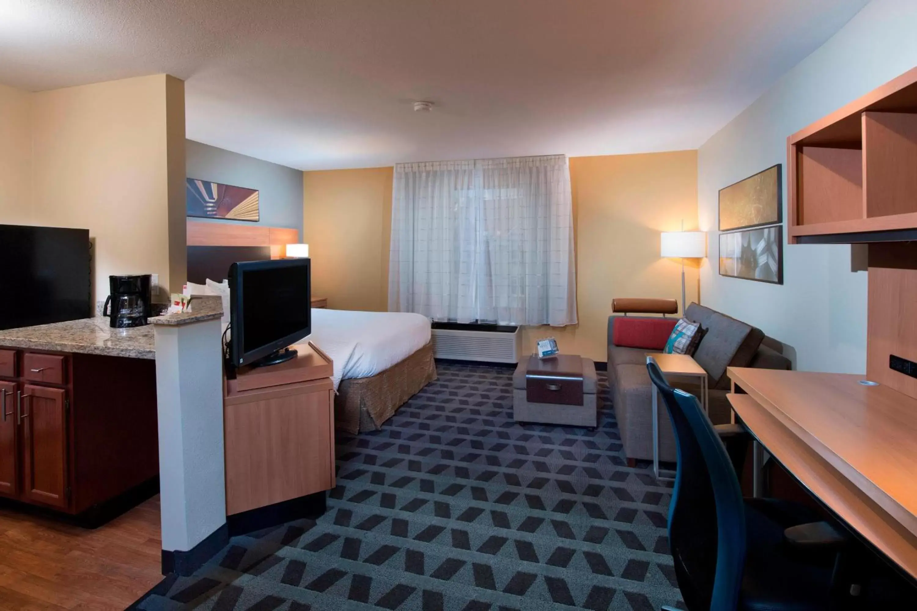 Bedroom, TV/Entertainment Center in TownePlace Suites by Marriott Atlanta Alpharetta