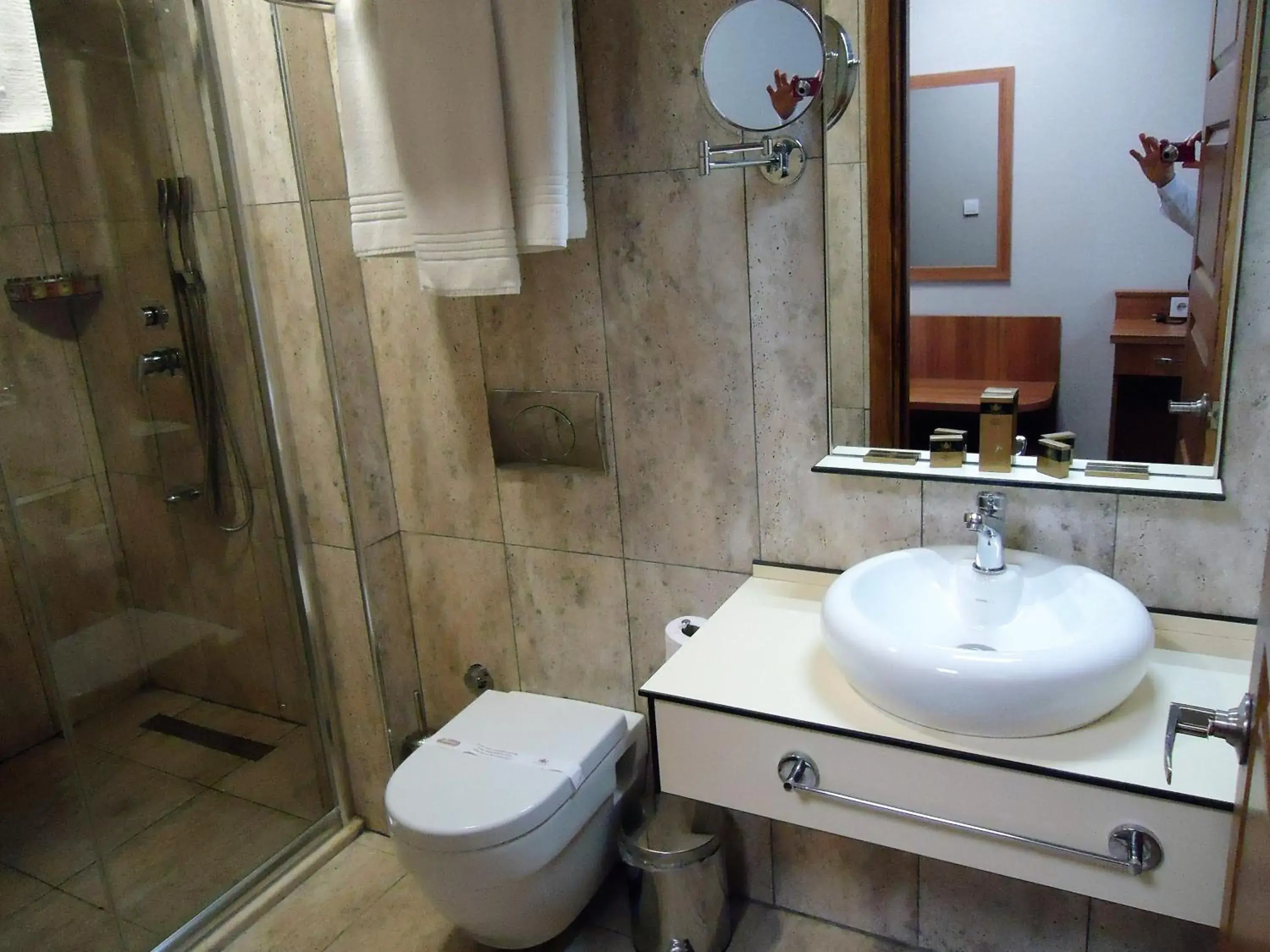 Shower, Bathroom in Golden Lounge Hotel