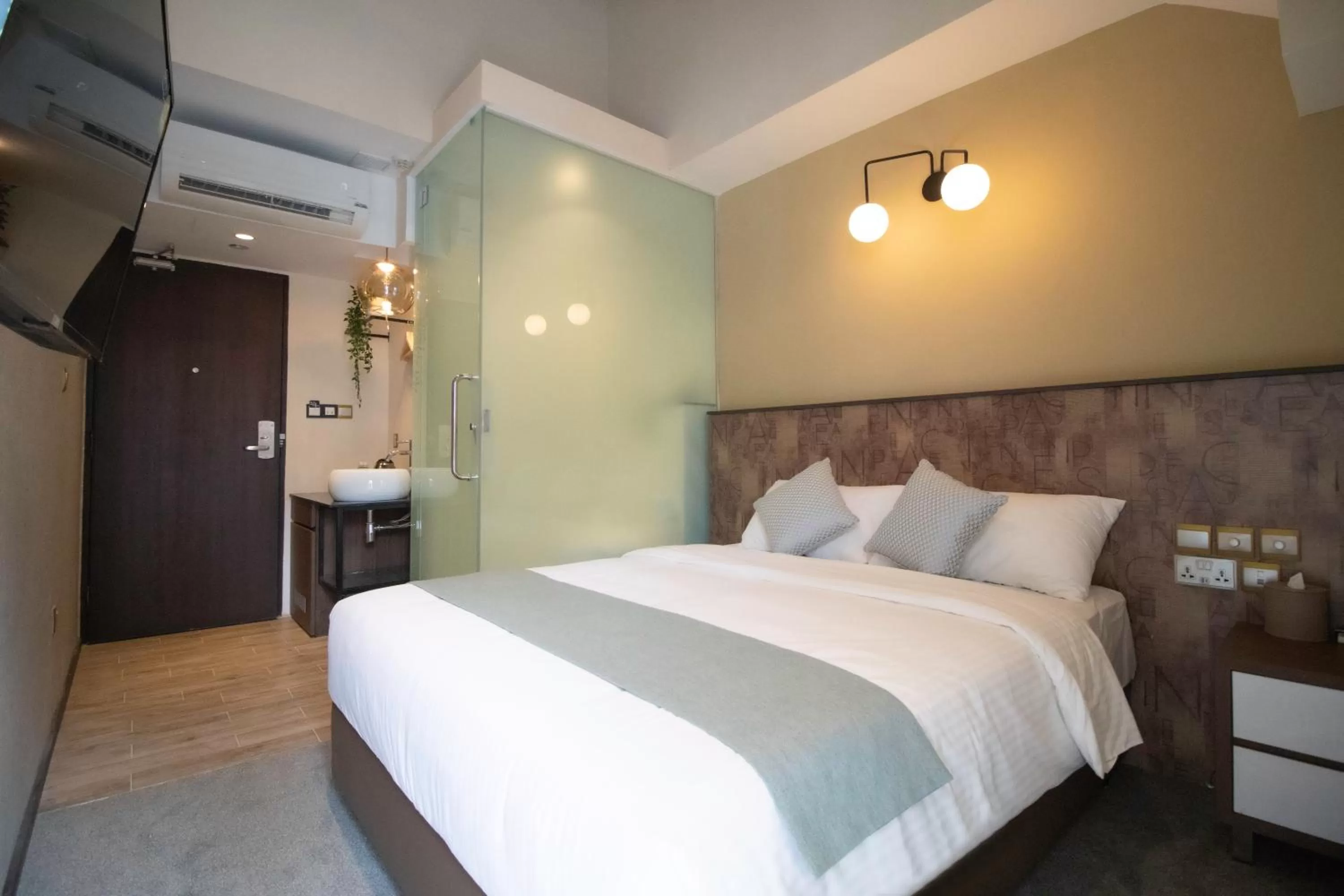 Photo of the whole room in Harbour Ville Hotel - Hamilton