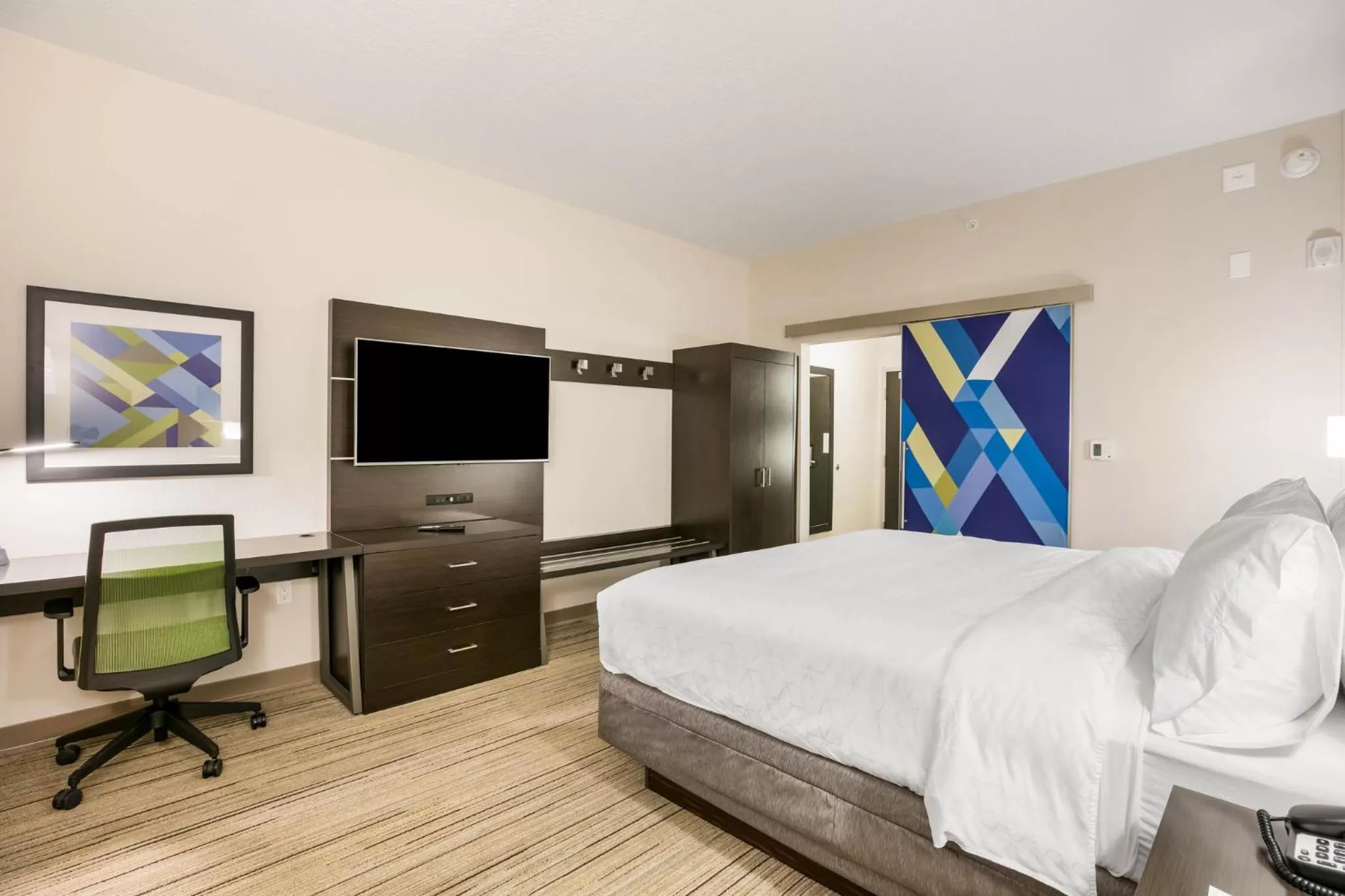 Photo of the whole room, Bed in Holiday Inn Express & Suites Jacksonville - Town Center by IHG