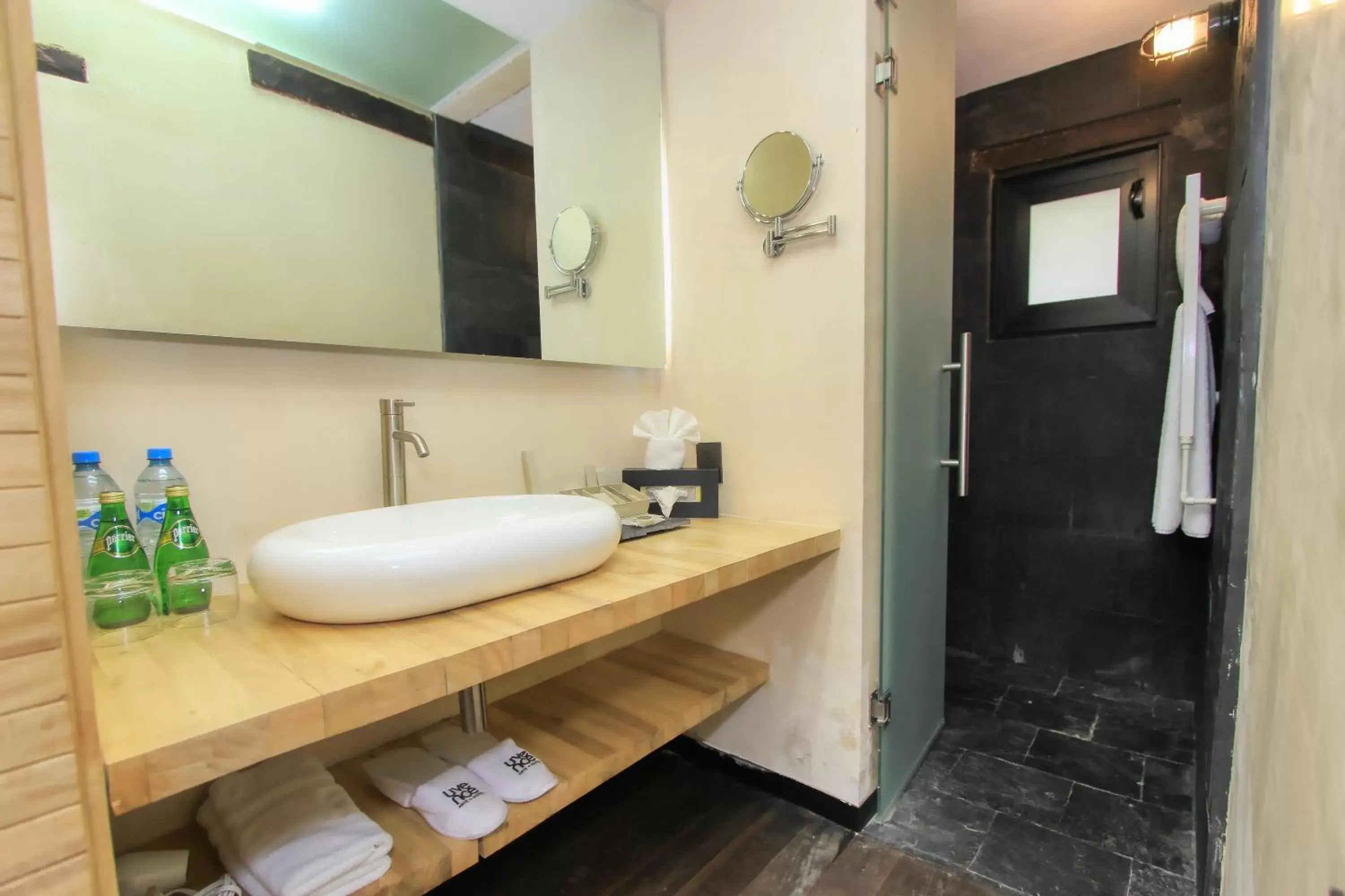 Bathroom in Uvence Arte + Hotel