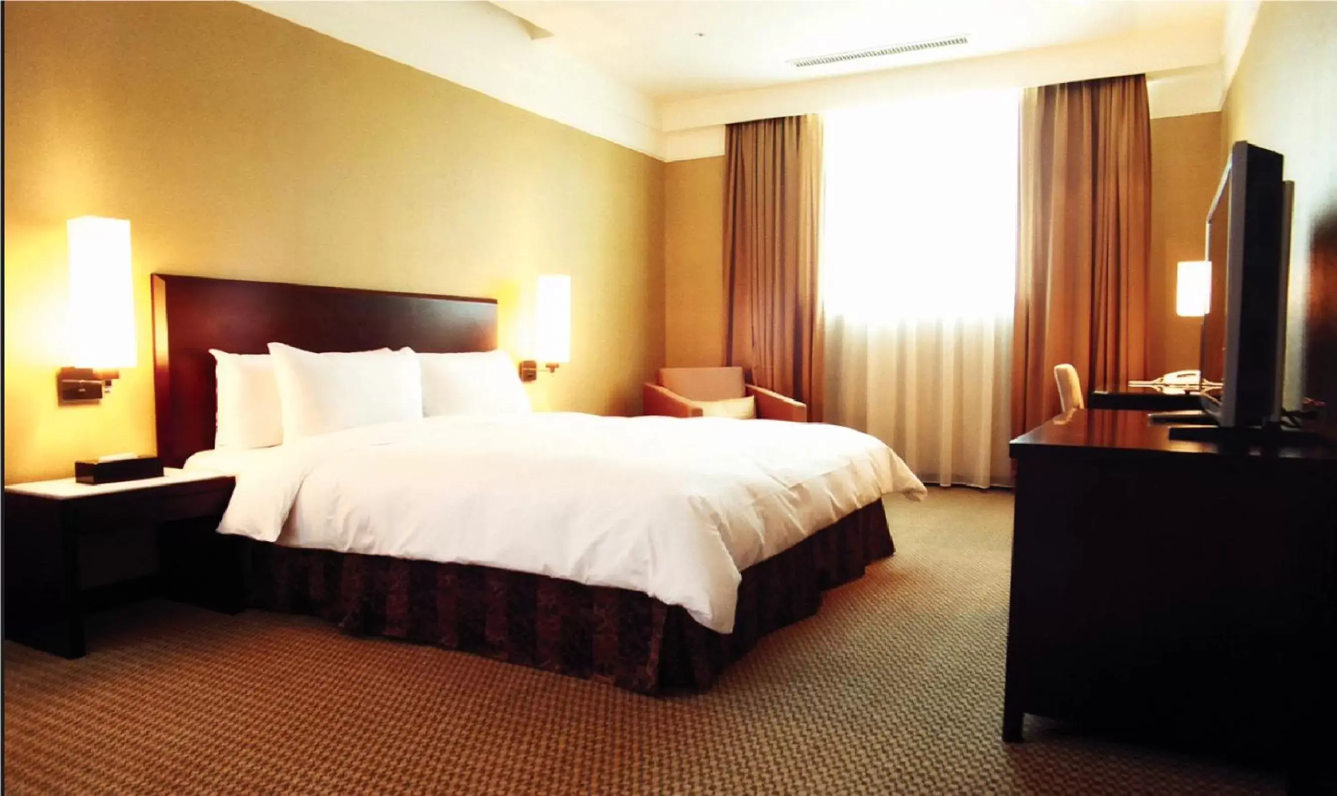 Photo of the whole room, Bed in Taipei International Hotel