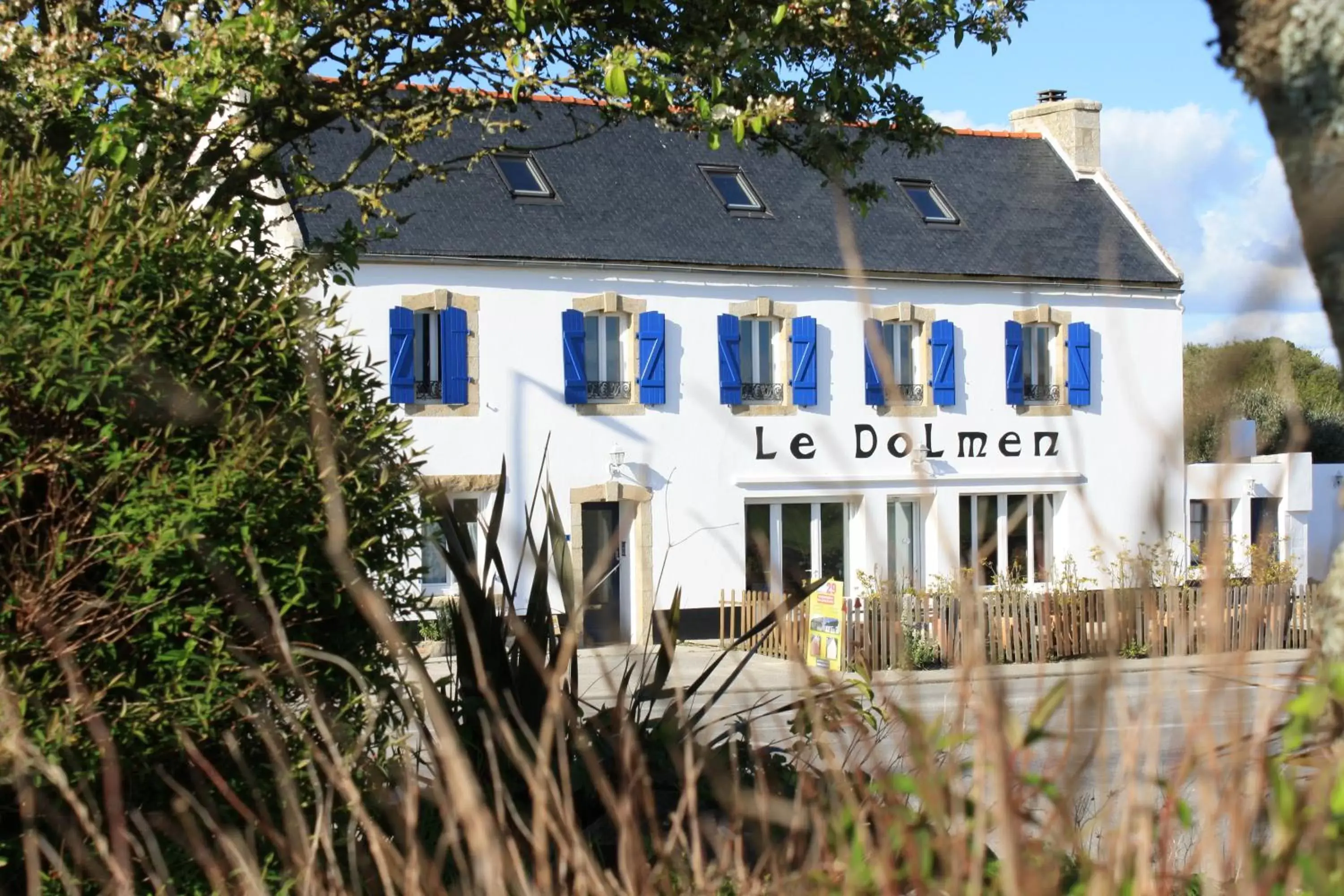 Facade/entrance, Property Building in Le Dolmen