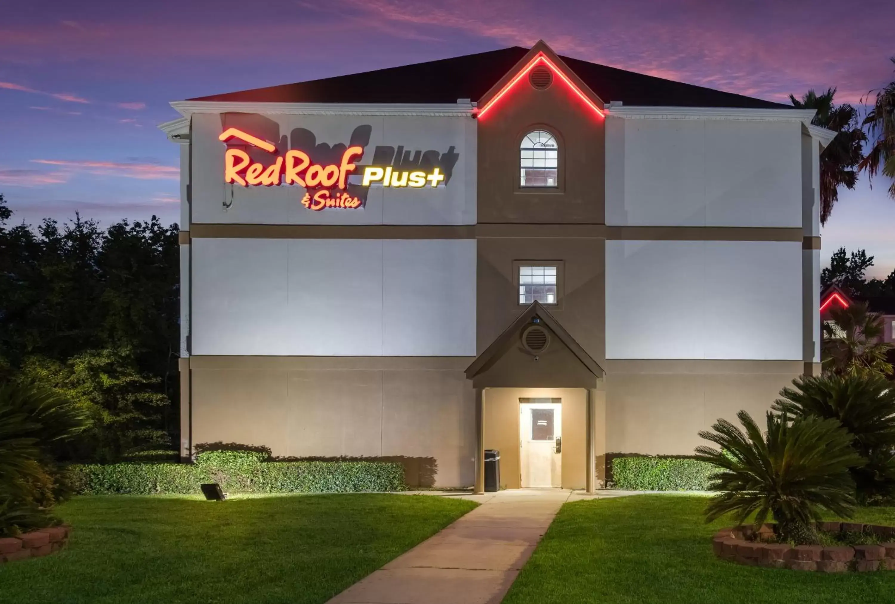 Property Building in Red Roof Inn PLUS+ & Suites Savannah – I-95