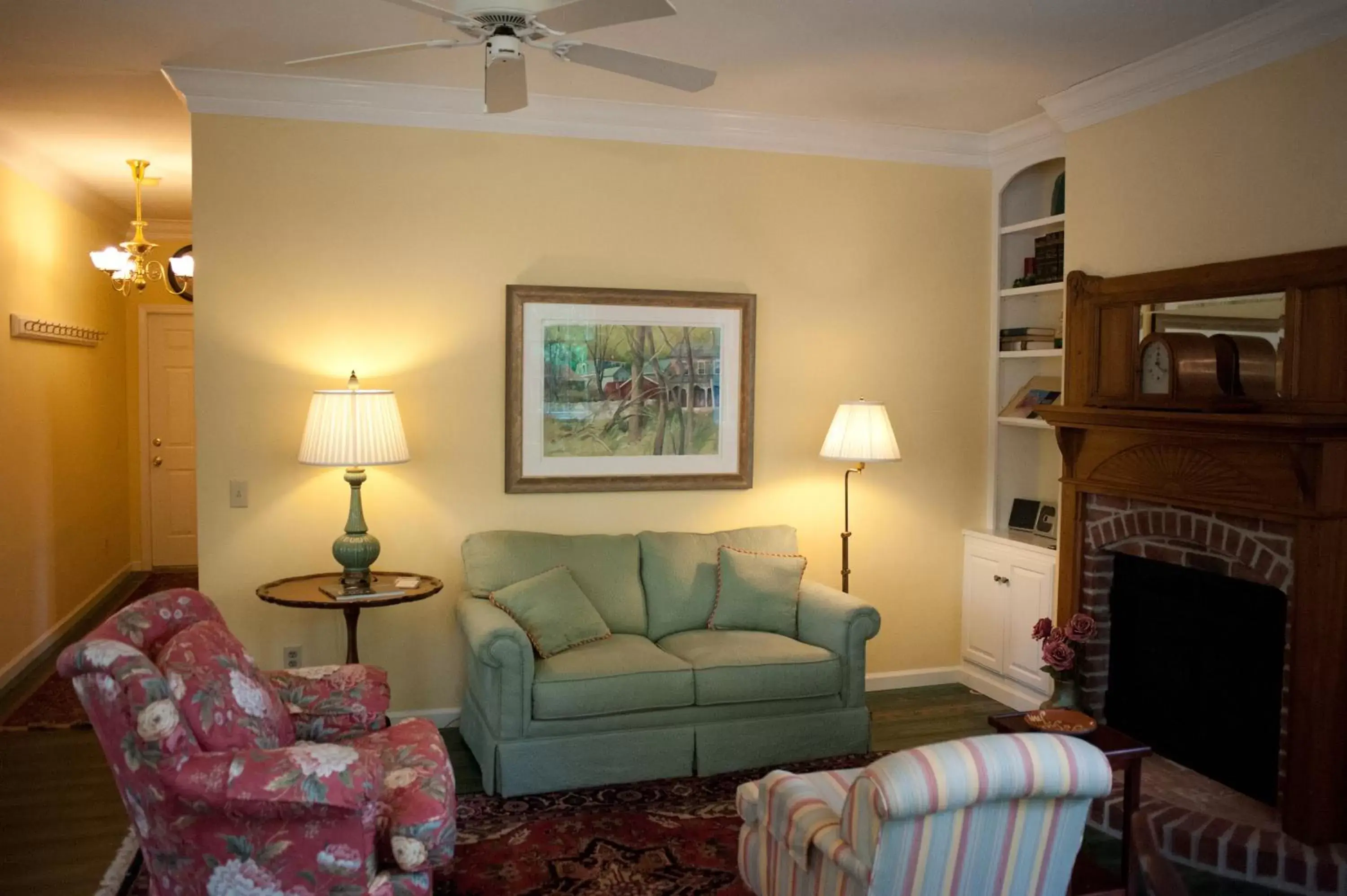 Communal lounge/ TV room, Seating Area in Green Tree Inn