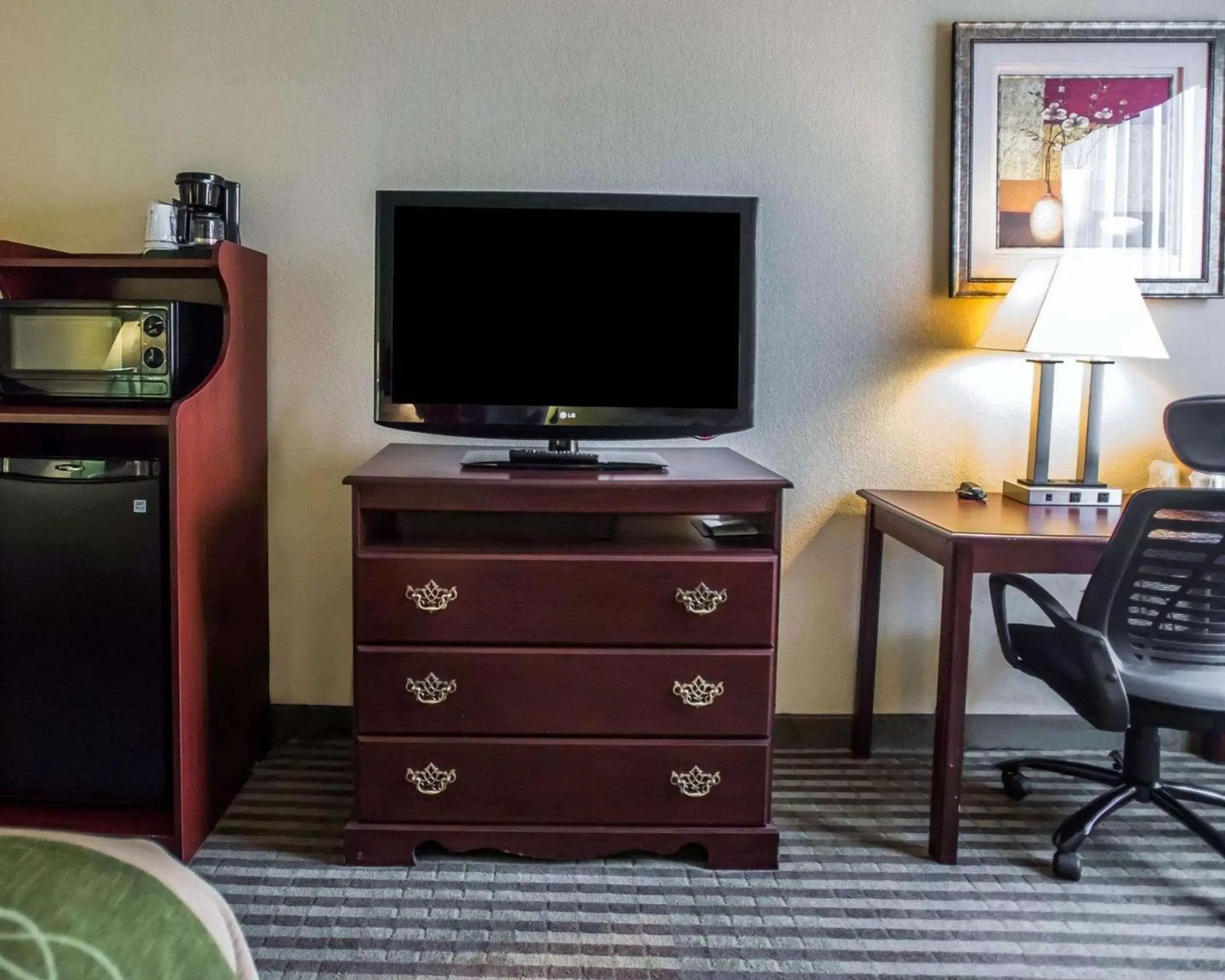 Photo of the whole room, TV/Entertainment Center in Quality Inn Mill Hall - Lamar