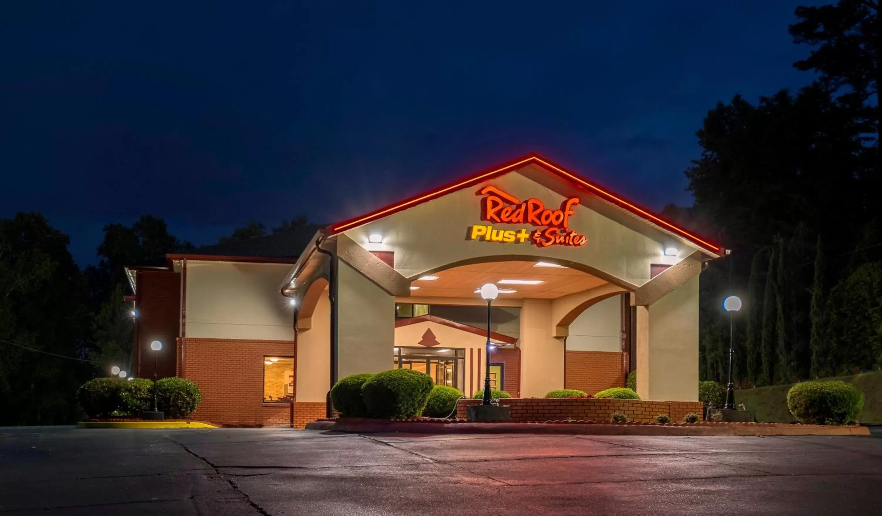 Property Building in Red Roof Inn PLUS+ & Suites Opelika