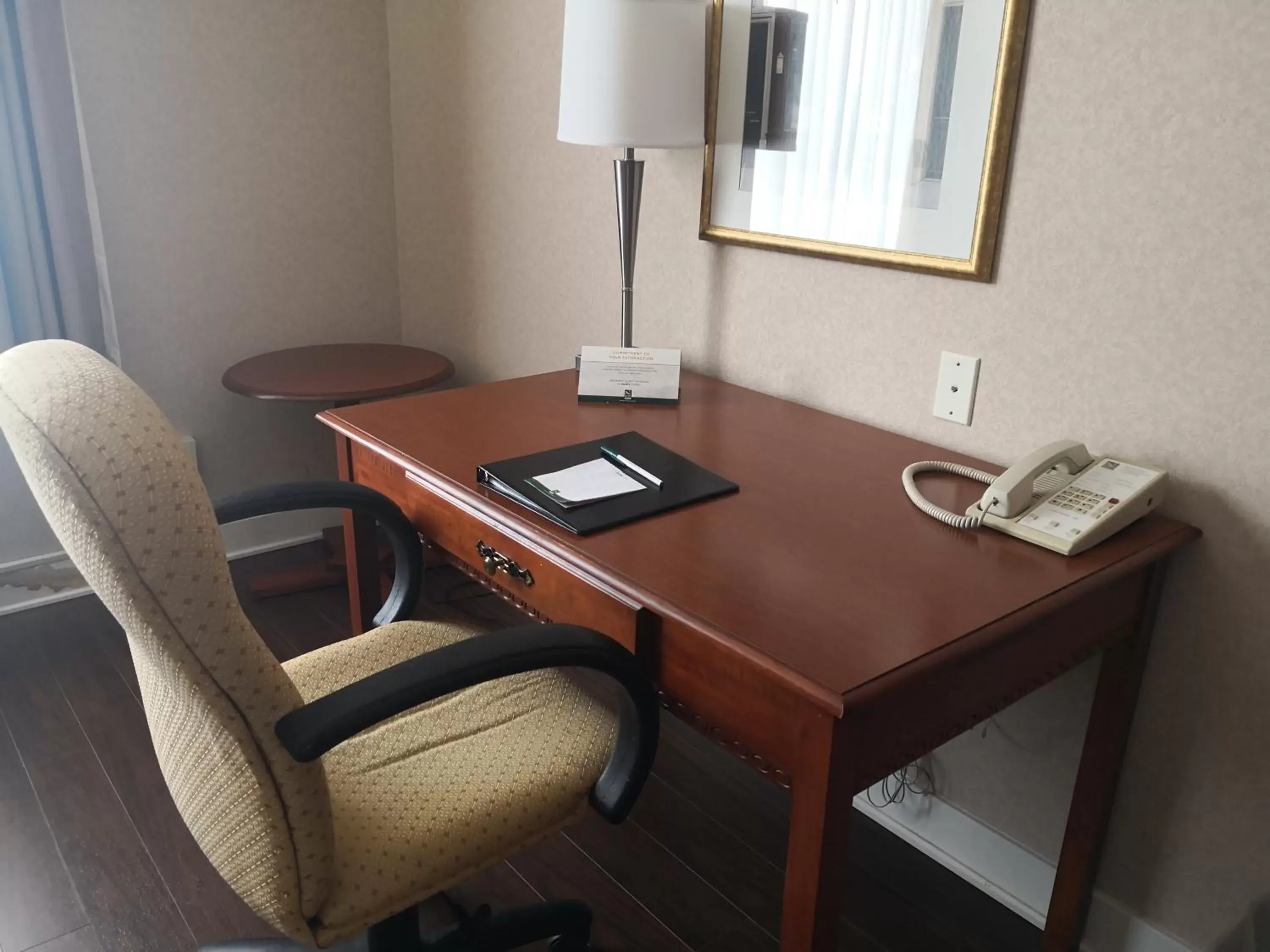 Seating area in Quality Inn & Suites Hawkesbury